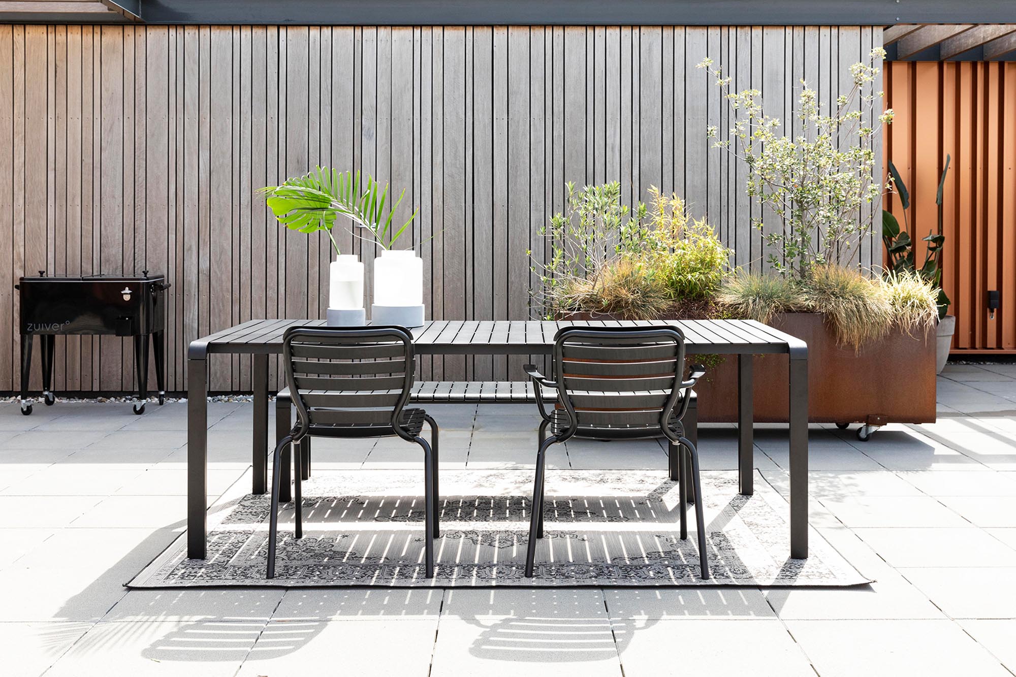 Entdecken Sie den stilvollen Gartentisch Vondel von Zuiver: Robustes Akazienholz, großzügige Fläche und zeitgemäßes Design für Ihre Outdoor-Oase.