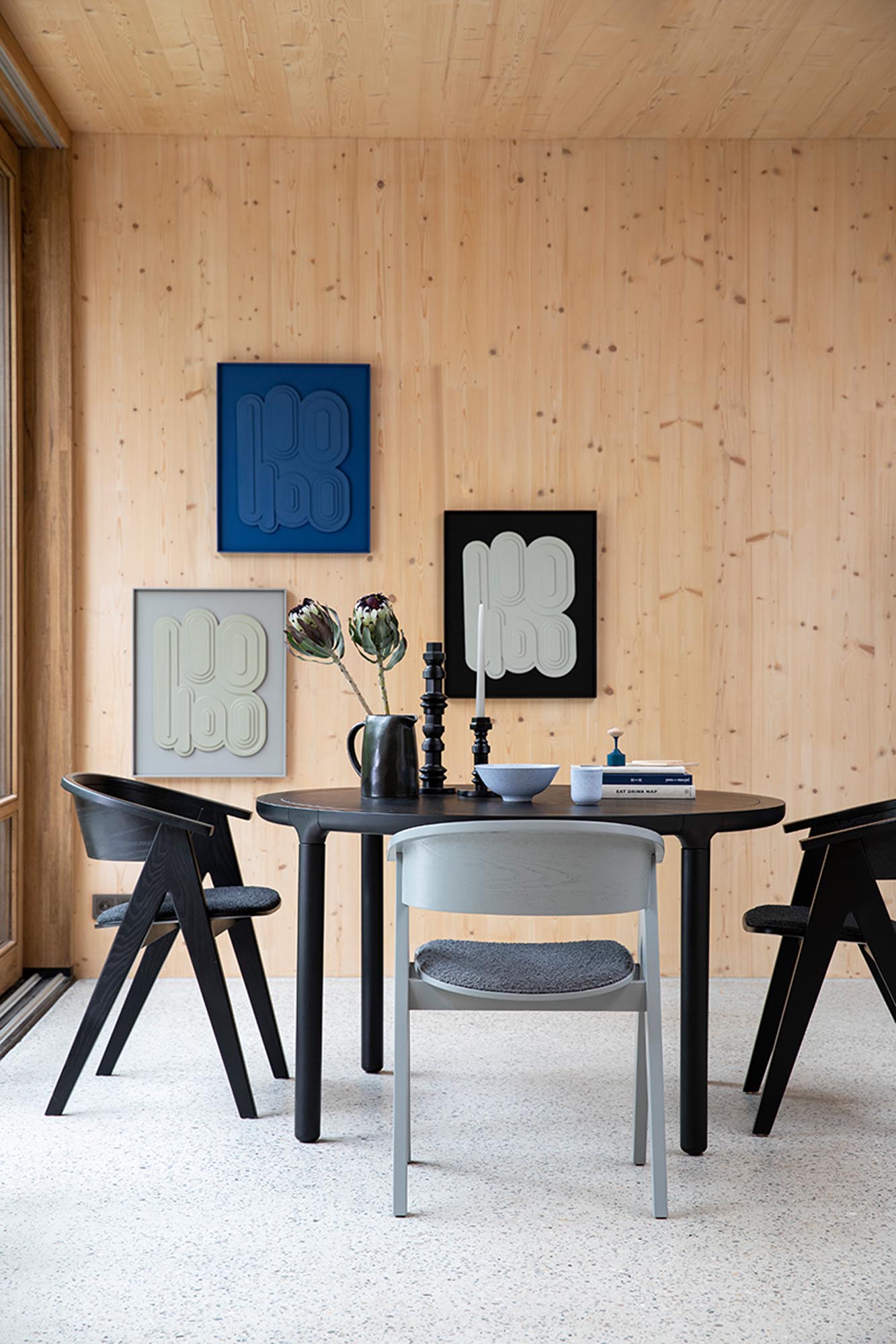 Entdecke den eleganten Ndsm Stuhl von Zuiver – ein stilvoller Schalenstuhl mit Armlehnen, ideal für jeden Wohnraum.