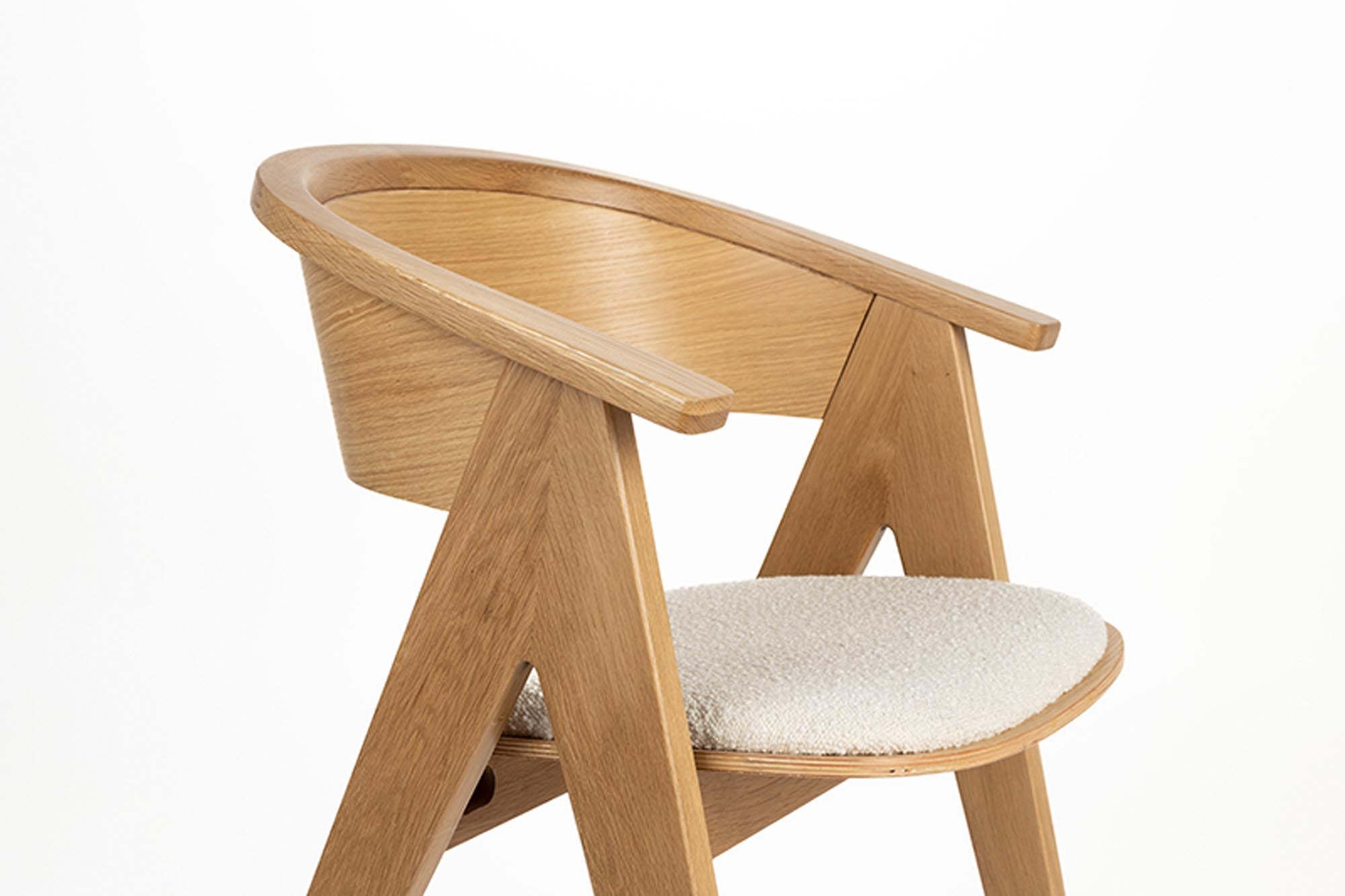 Stylischer Ndsm Schalenstuhl mit Armlehne von Zuiver, gefertigt aus hochwertigem Buchenholz für modernes Wohndesign und optimalen Sitzkomfort.