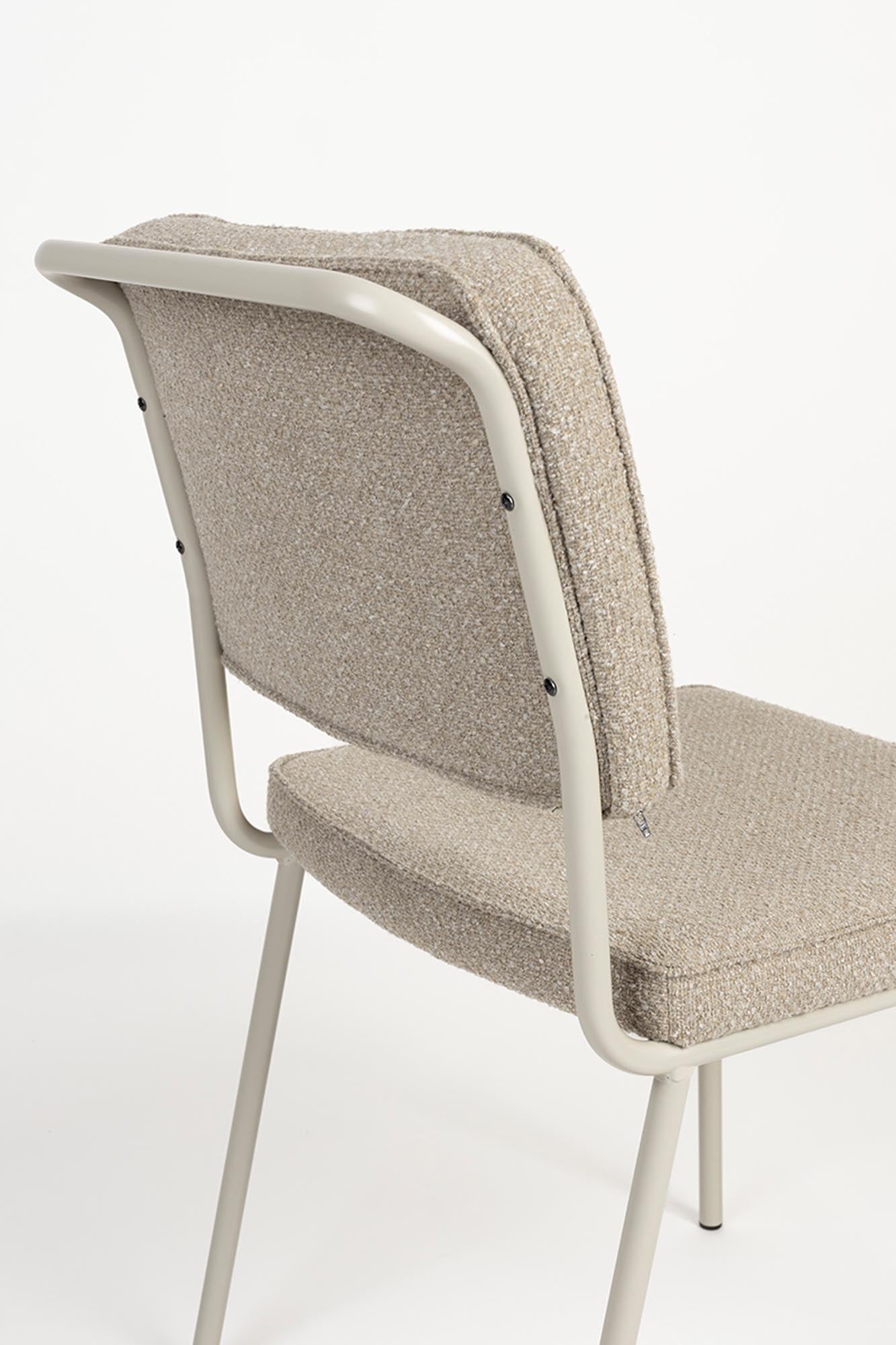 Entdecken Sie den Buddy-Stuhl von Zuiver: Ein stilvoller, ergonomischer Stuhl aus hochwertigem Metall, ideal für Esszimmer und Büros.