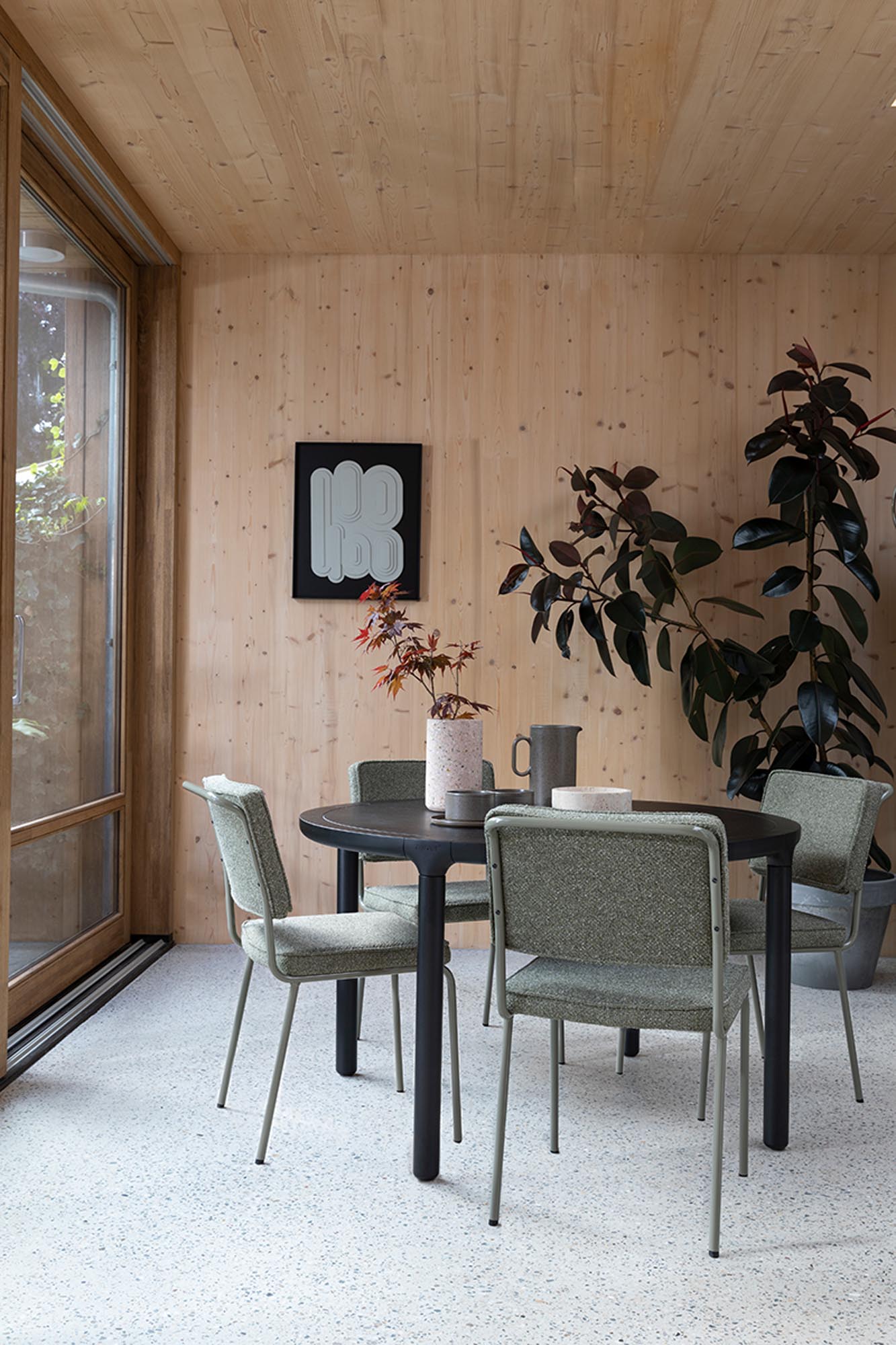 Stylischer Buddy Stuhl von Zuiver, ideal für zeitgemäße Wohnräume, vereint Komfort und modernes Design in einem ansprechenden Look.
