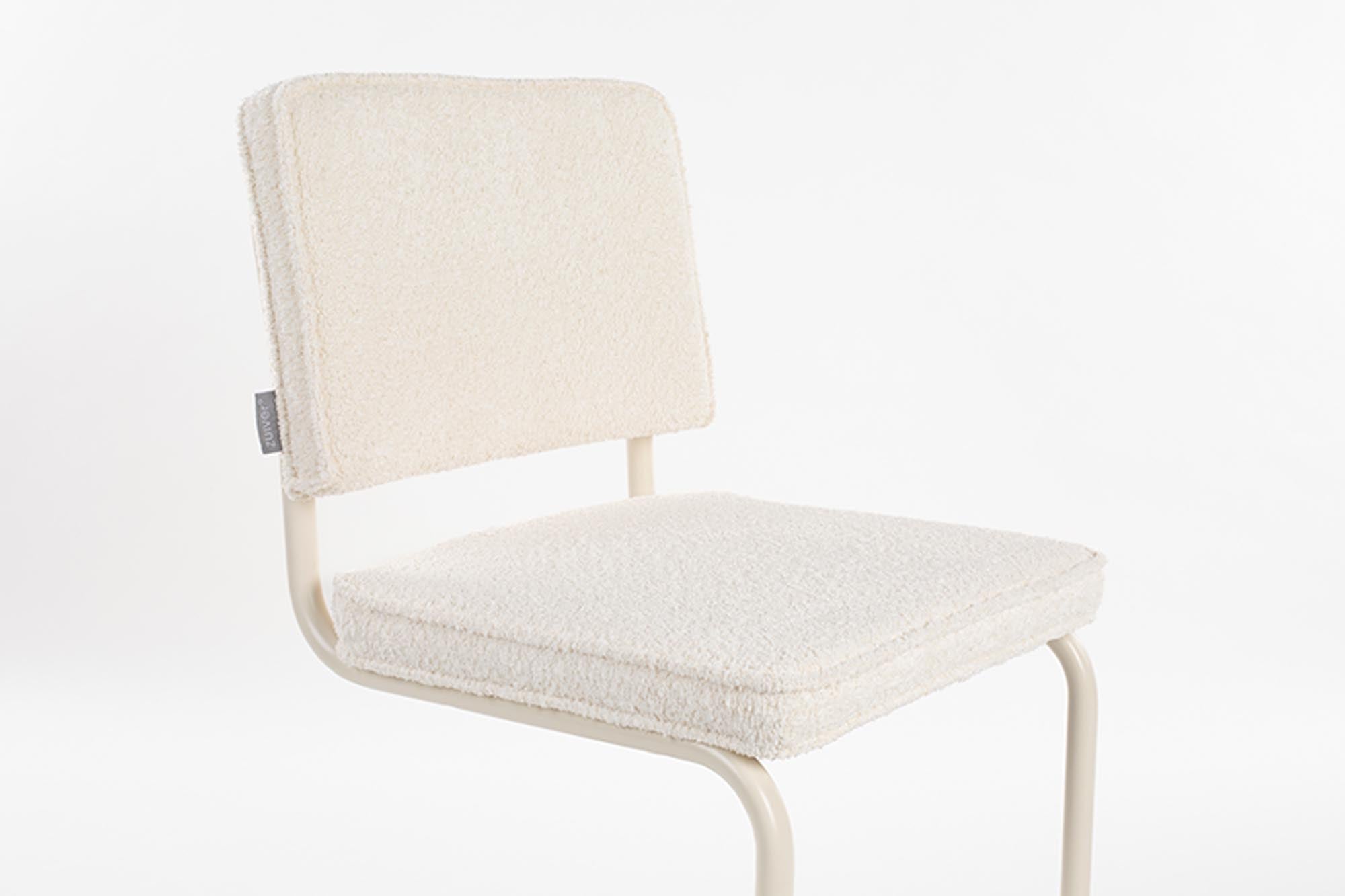 Entdecken Sie den stilvollen Ridge Kink Soft Stuhl von Zuiver – ideal für jeden Raum, mit langlebigen Materialien und optimalem Sitzkomfort.