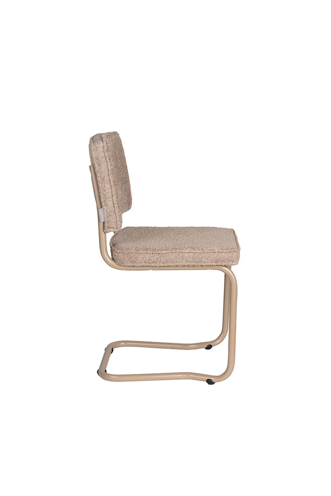 Moderner Stuhl Ridge Kink Soft von Zuiver, kombiniert Komfort mit einem einzigartigen, geschwungenen Design für jeden Raum.