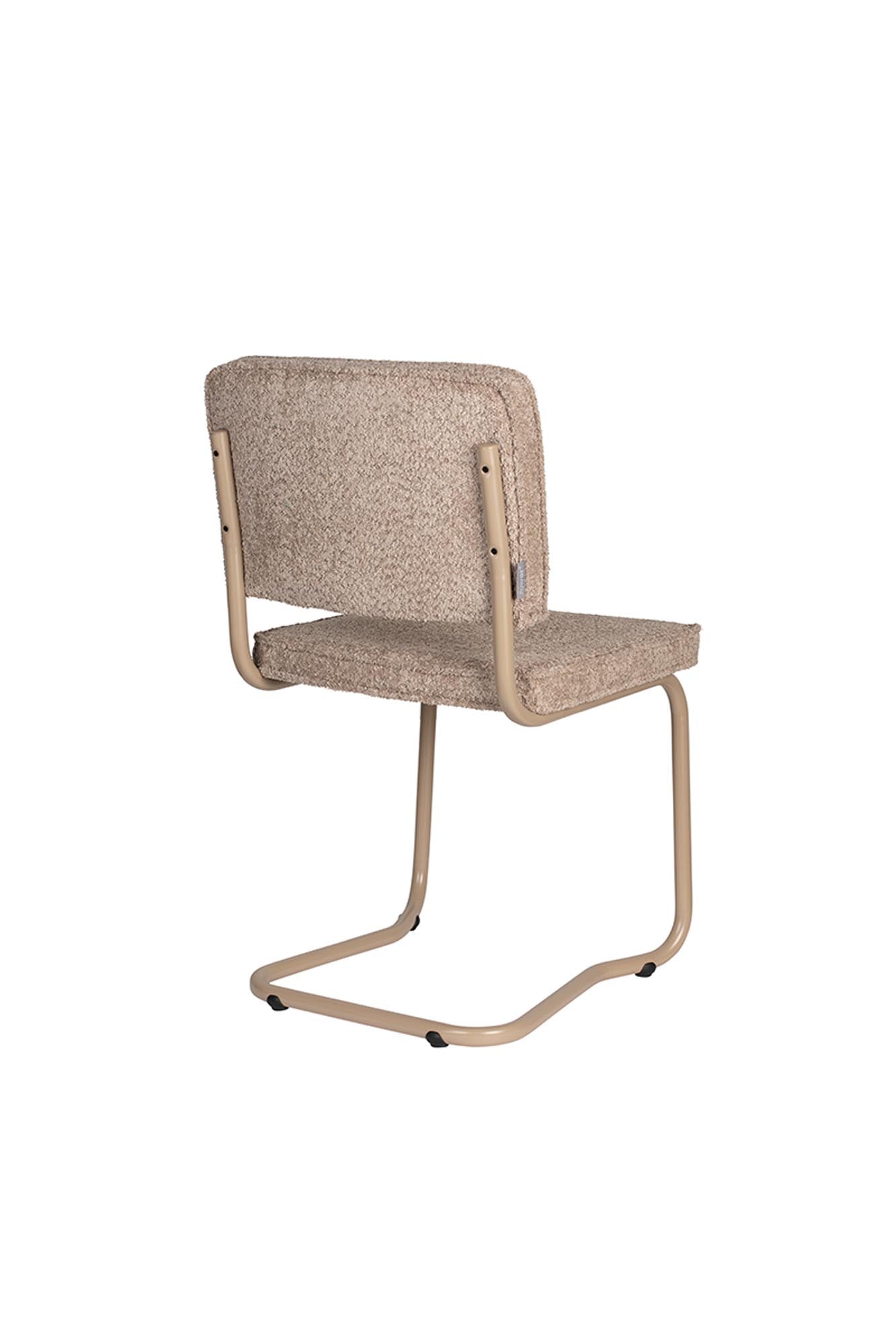 Moderner Ridge Kink Soft Stuhl von Zuiver: Bequeme Polsterung und einzigartiges Design für stilvolle Innenräume.