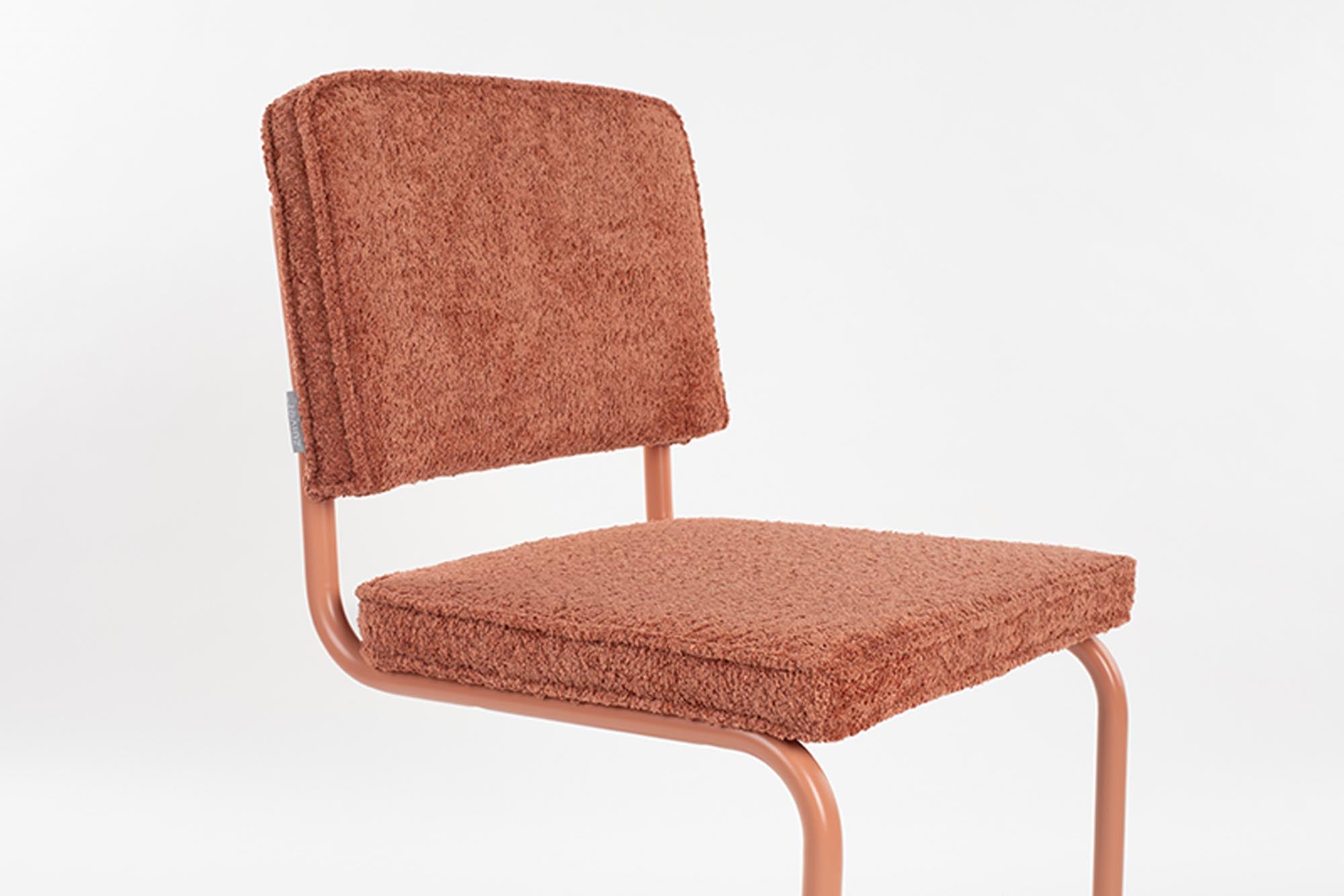 Eleganter Ridge Kink Soft Stuhl von Zuiver: Hochwertige Materialien und ergonomische Form für optimalen Sitzkomfort und modernes Ambiente.