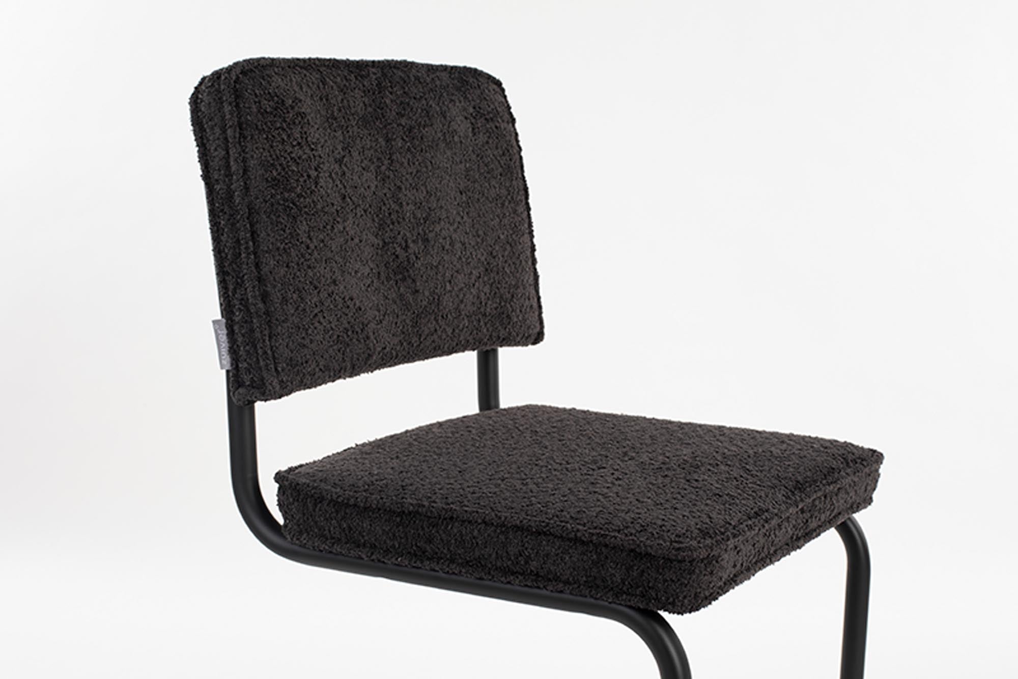 Moderner Zuiver Ridge Kink Soft Stuhl mit einzigartiger Form und bequemer Polsterung, ideal für einladende Wohnräume.
