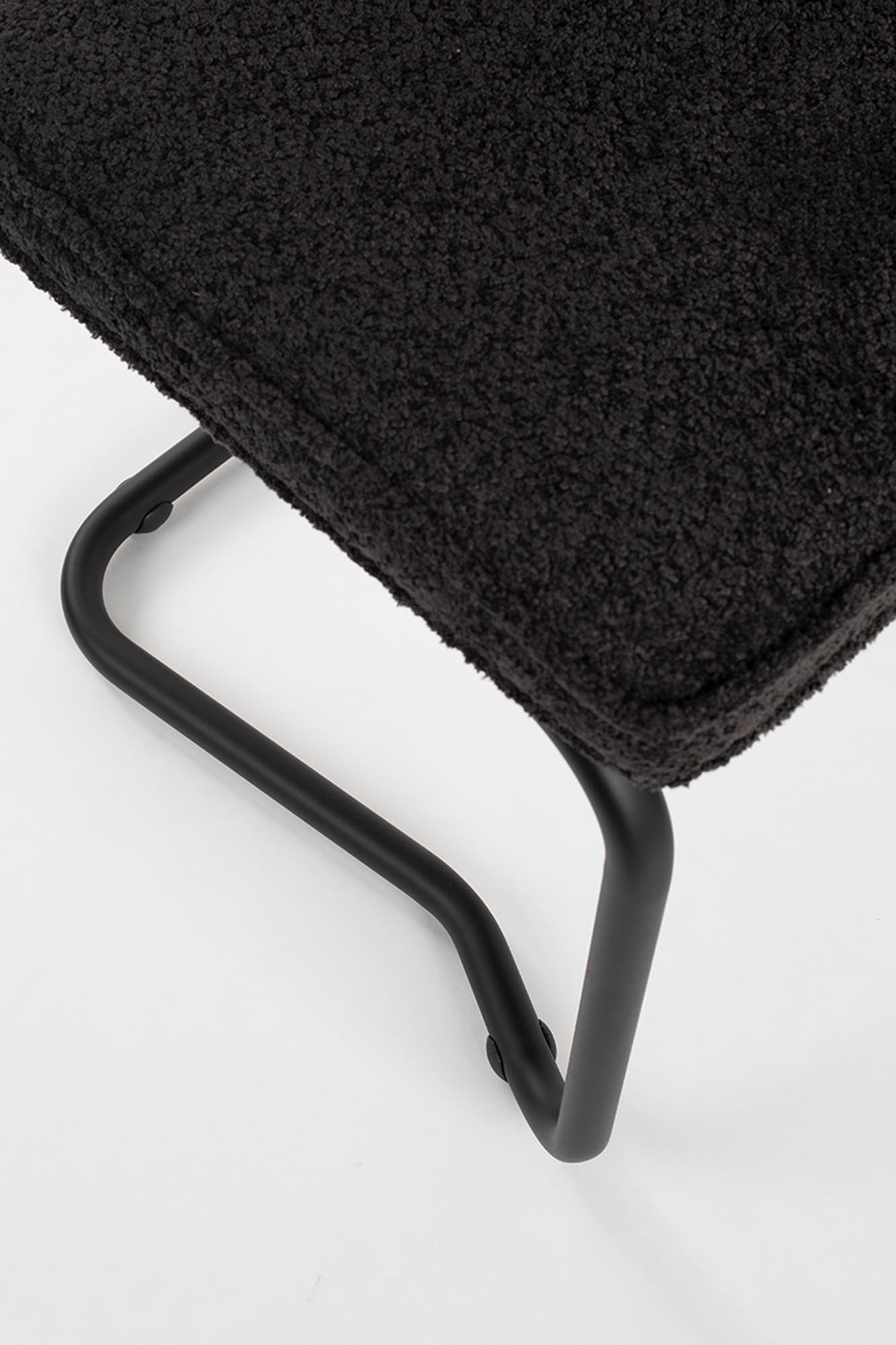 Eleganter Zuiver Ridge Kink Soft Stuhl mit innovativem Design und weicher Polsterung, perfekt für stilvolle Innenräume.