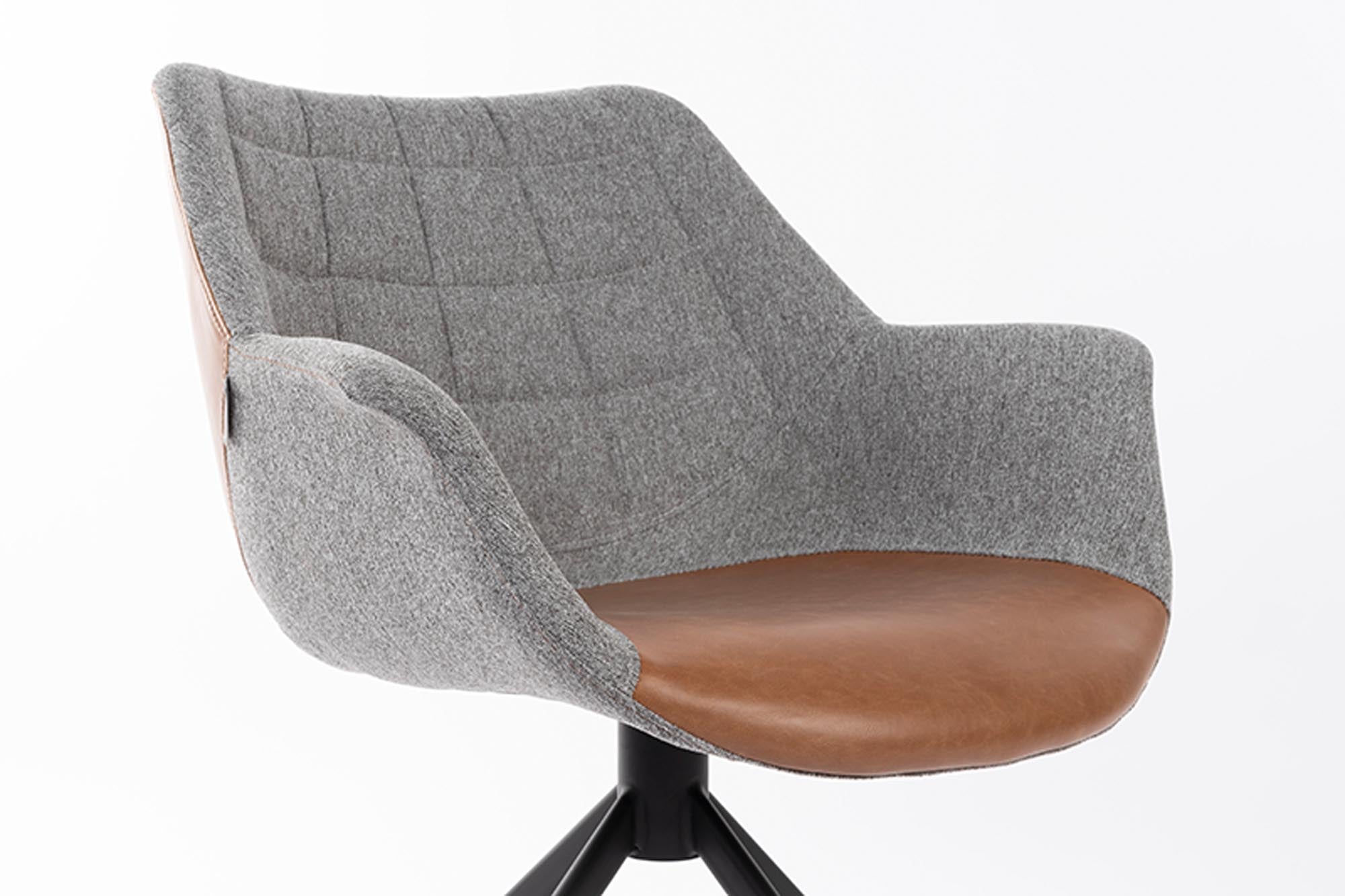Eleganter Armlehnstuhl Doulton Swivel von Zuiver, ideal für modernes Wohnen, bietet Komfort und Flexibilität in jedem Raum.