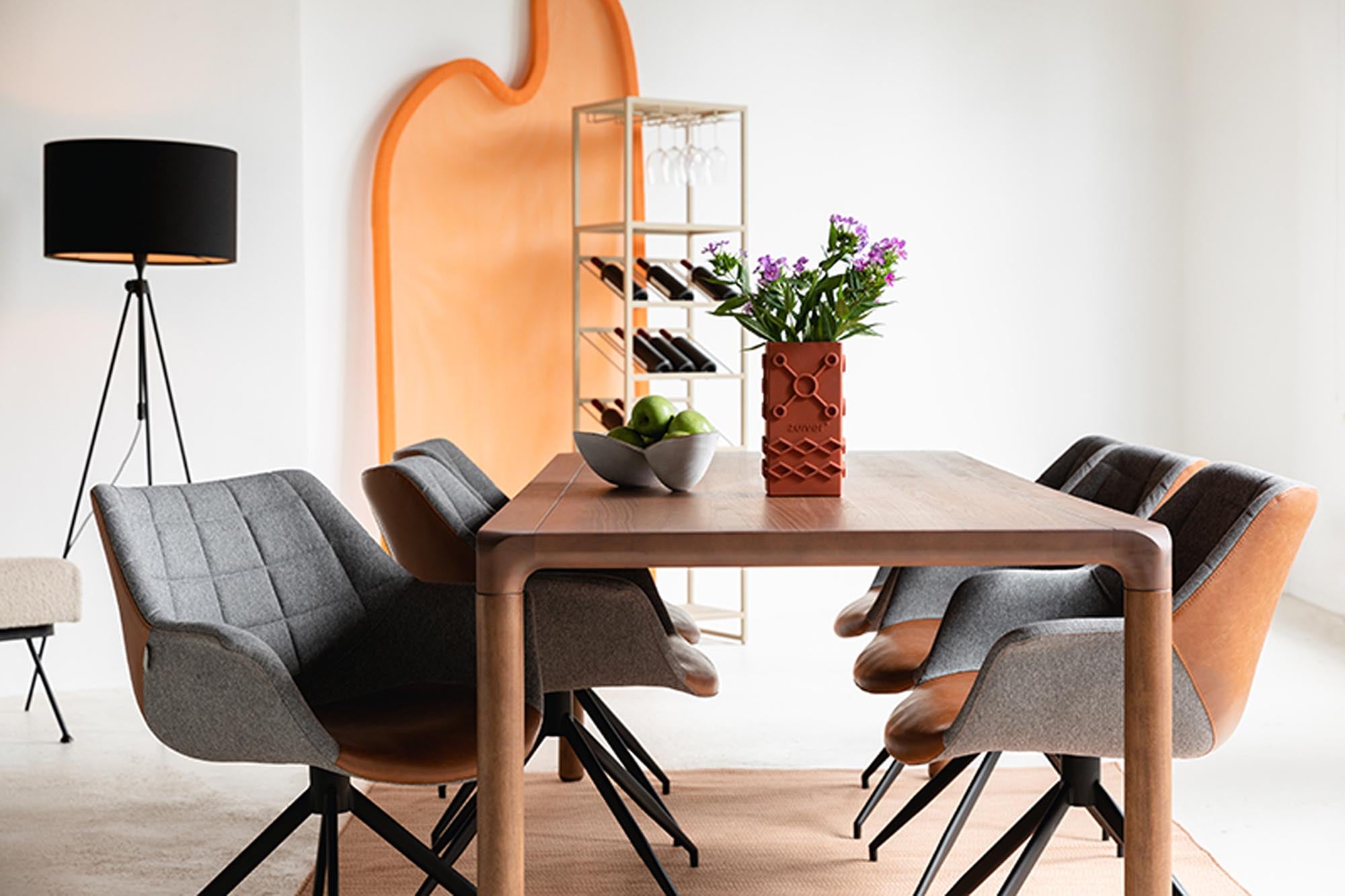 Erleben Sie den Doulton Swivel Armlehnstuhl von Zuiver – ein eleganter Drehstuhl, der modernes Design mit optimaler Ergonomie und Langlebigkeit vereint.