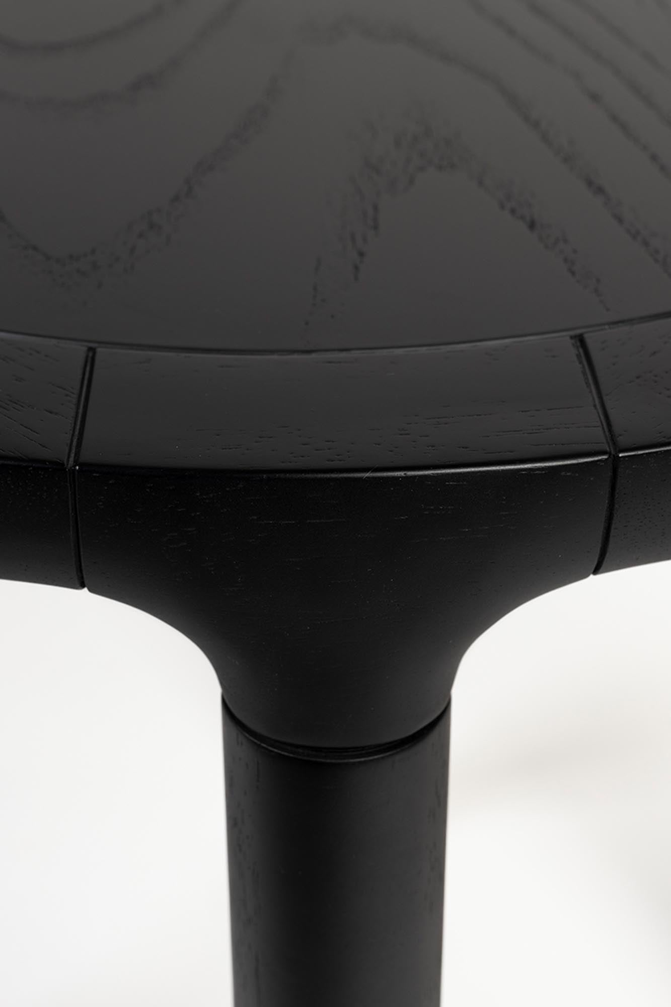 Entdecke den Beistelltisch Storm von Zuiver – ein skandinavisches Designstück aus Eschenholz, ideal für jeden Raum und vielseitig einsetzbar.