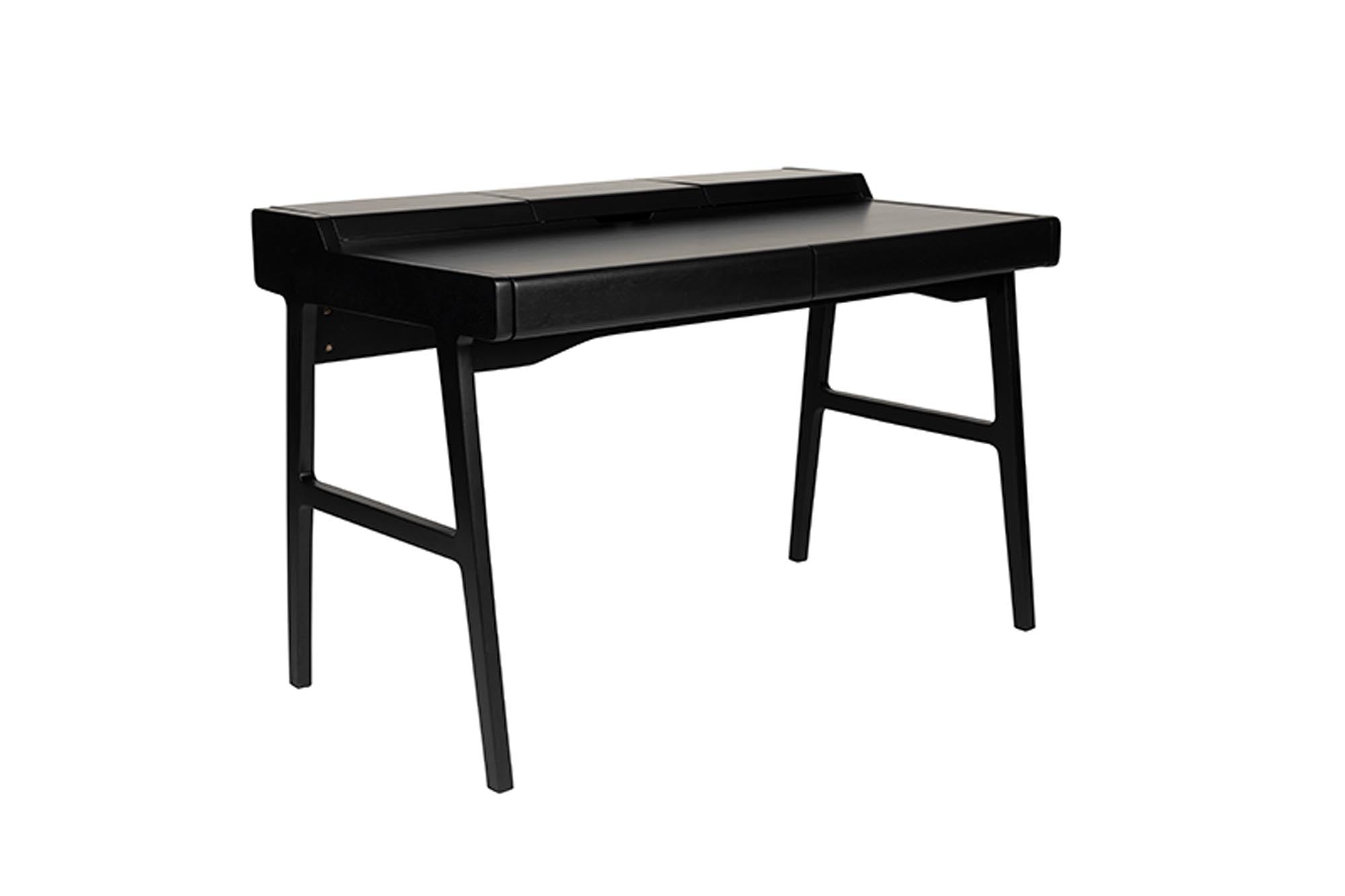 Moderner Schreibtisch Kaat von Zuiver: Elegante Linienführung, robuste Bauweise und stilvolle Holzmaserung für ein inspirierendes Arbeitsumfeld.