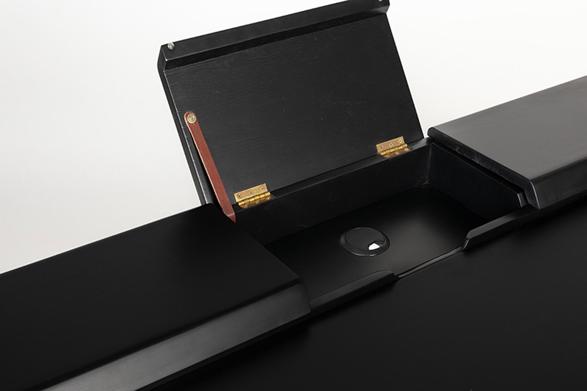 Schreibtisch Kaat von Zuiver: Zeitloses Design mit klaren Formen, ideal für ein kreatives und funktionales Arbeitsumfeld.