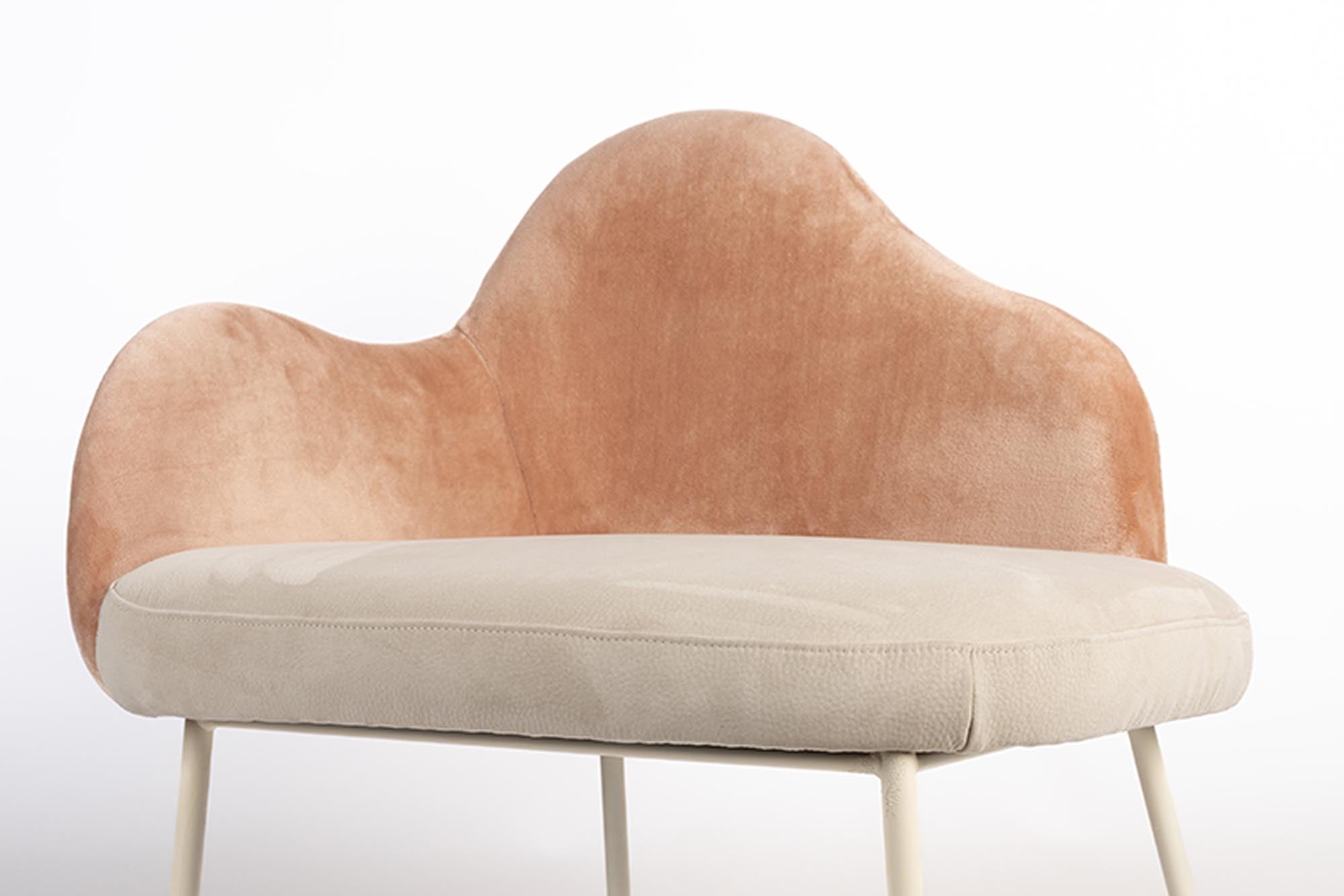 Eleganter Sessel Friuli von Zuiver, der mit modernem Design und komfortabler Polsterung jeden Wohnraum aufwertet.