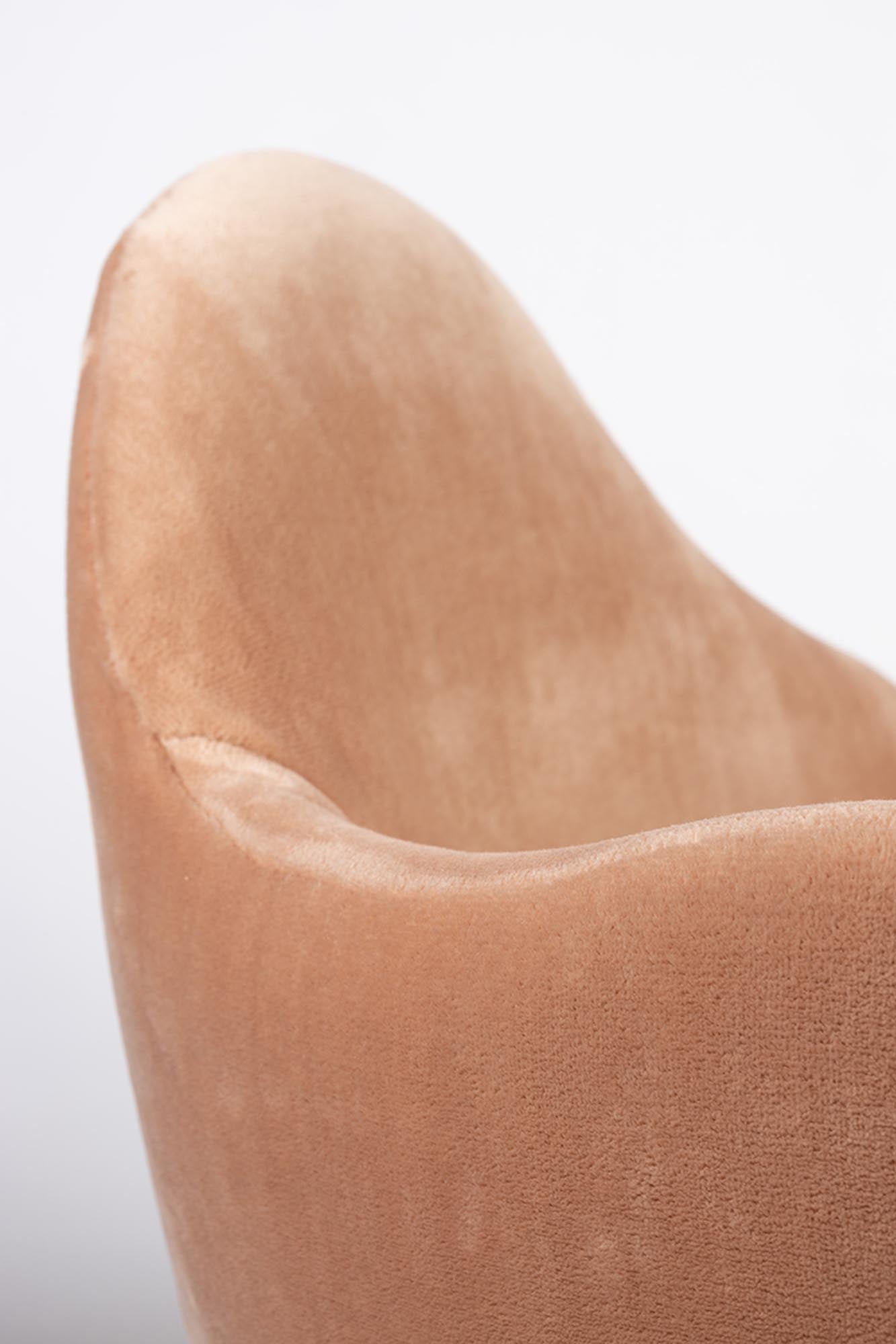 Moderner Sessel Friuli von Zuiver, kombiniert Komfort und Stil mit einem eleganten gepolsterten Finish und robusten Metallbeinen.