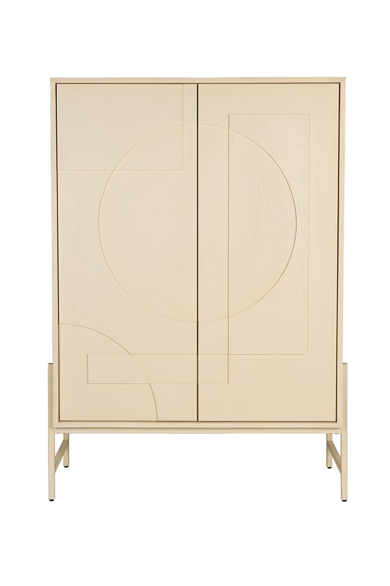 Stilvolles Cabinet Faces von Zuiver: Eichenholz, Metallrahmen, grosszügiger Stauraum, skandinavisches Design.