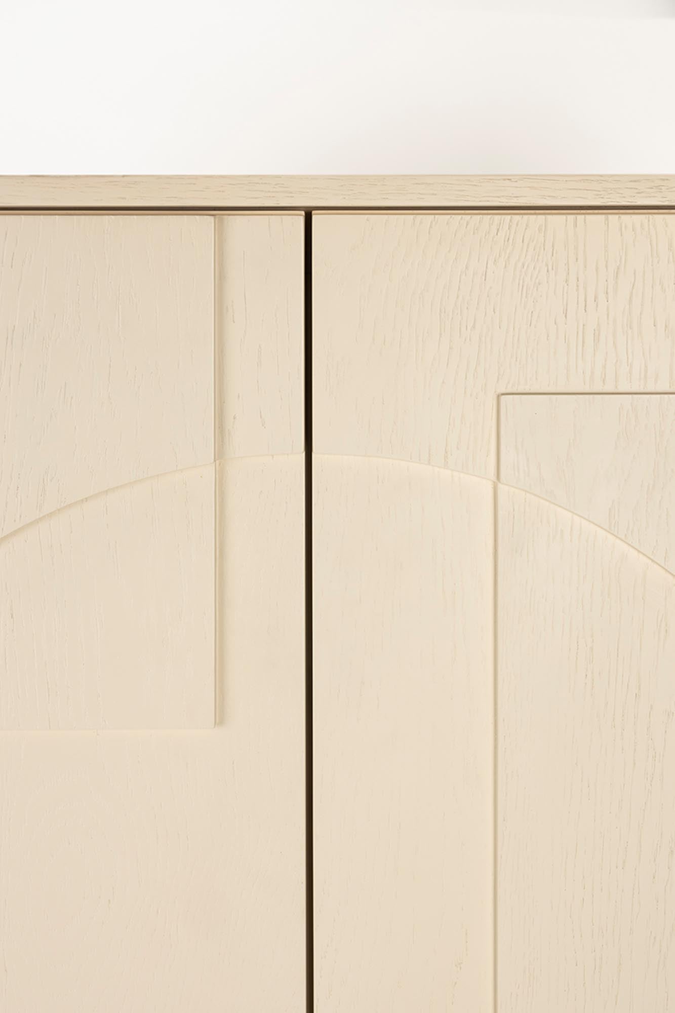 Elegantes Cabinet Faces von Zuiver, gefertigt aus Eichenholz mit robustem Metallrahmen, bietet viel Stauraum im skandinavischen Stil.