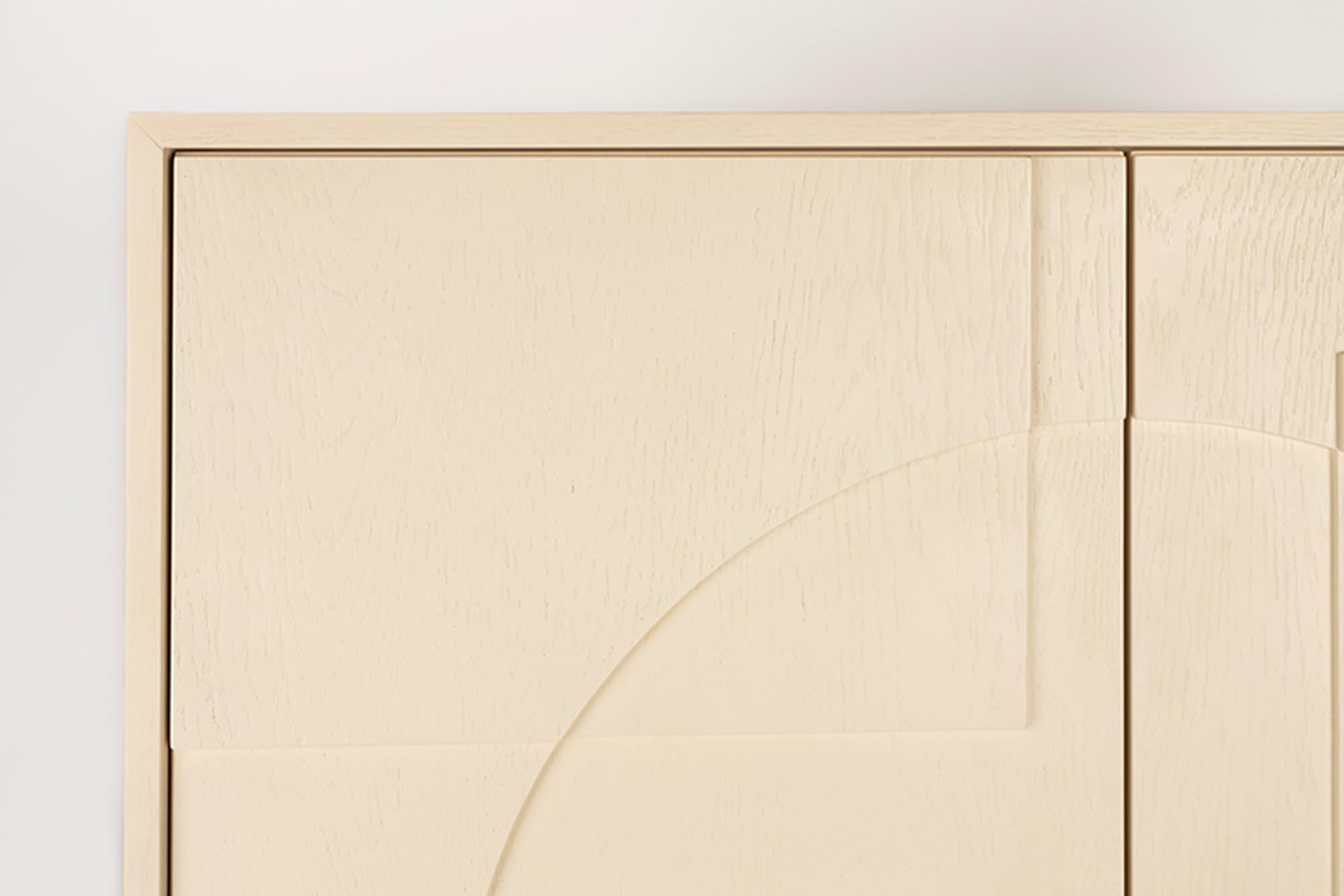 Stylisches Cabinet Faces von Zuiver: Edles Eichenholz trifft auf zeitgemäße Metalldetails, perfekt für funktionale und ästhetische Wohnräume.