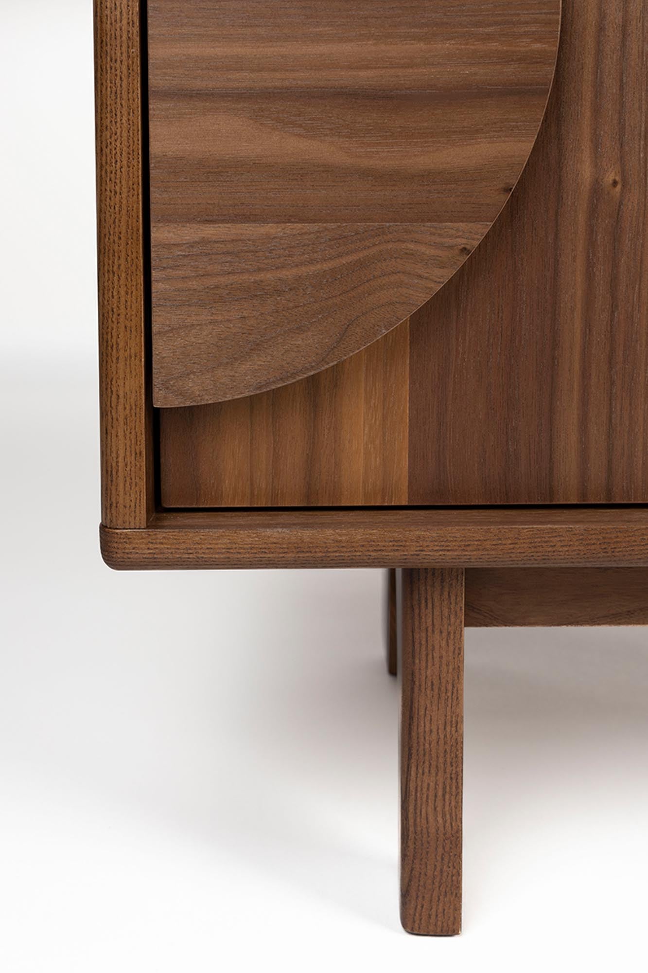 Modernes Sideboard Groove von Zuiver mit zwei Türen, gefertigt aus edlem Walnussfurnier und robusten Eschenbeinen, perfekt für stilvolle Wohnräume.