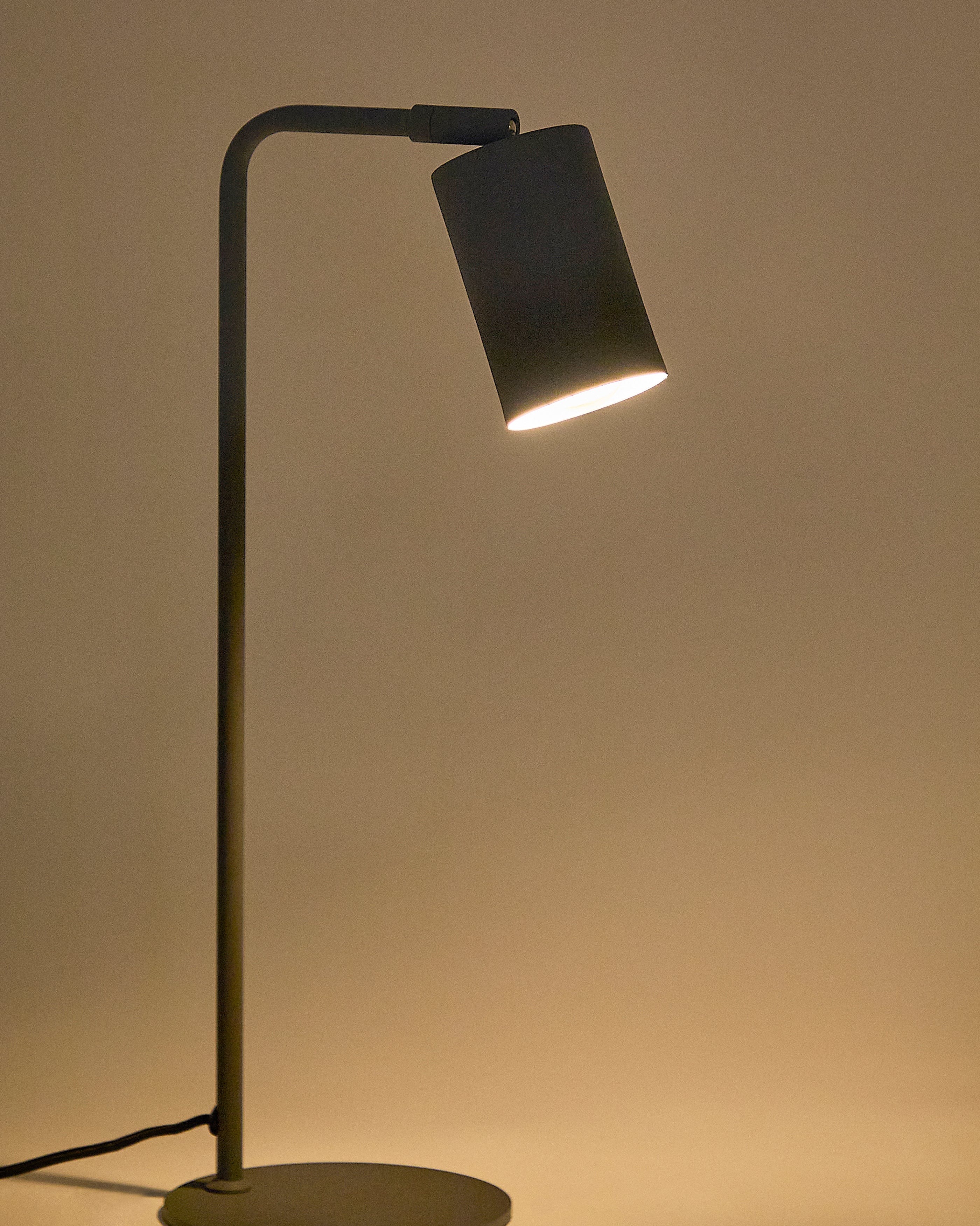 Elegante Schreibtischlampe Manie aus robustem Metall mit ansprechender Gusseisenoberfläche, ideal für inspirierende Büroumgebungen.