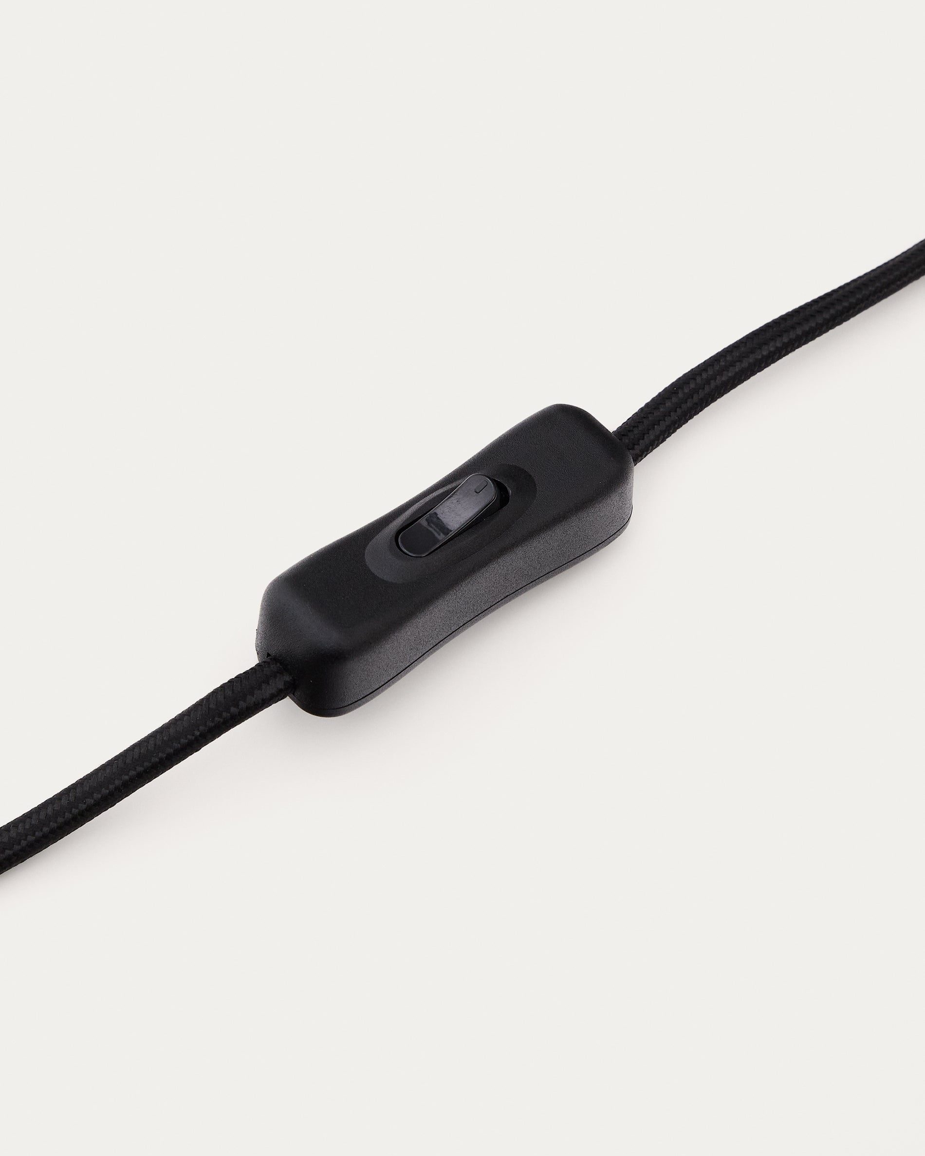 Moderne Tischleuchte Manie aus Metall in schwarzer Gusseisenoptik, perfekt für kreative Arbeitsplätze und gemütliche Wohnambiente.
