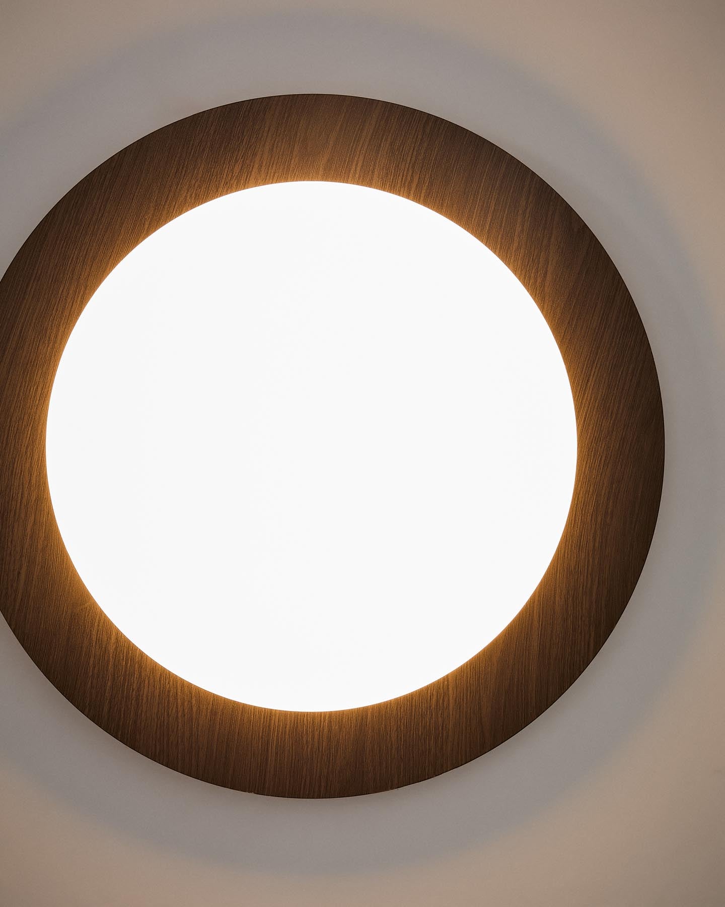 Moderne Deckenleuchte Novae in gebürstetem Stahl und dunkler Holzoptik, Ø 40 cm, mit elegantem mattiertem Glas für ein zeitgemäßes Ambiente.