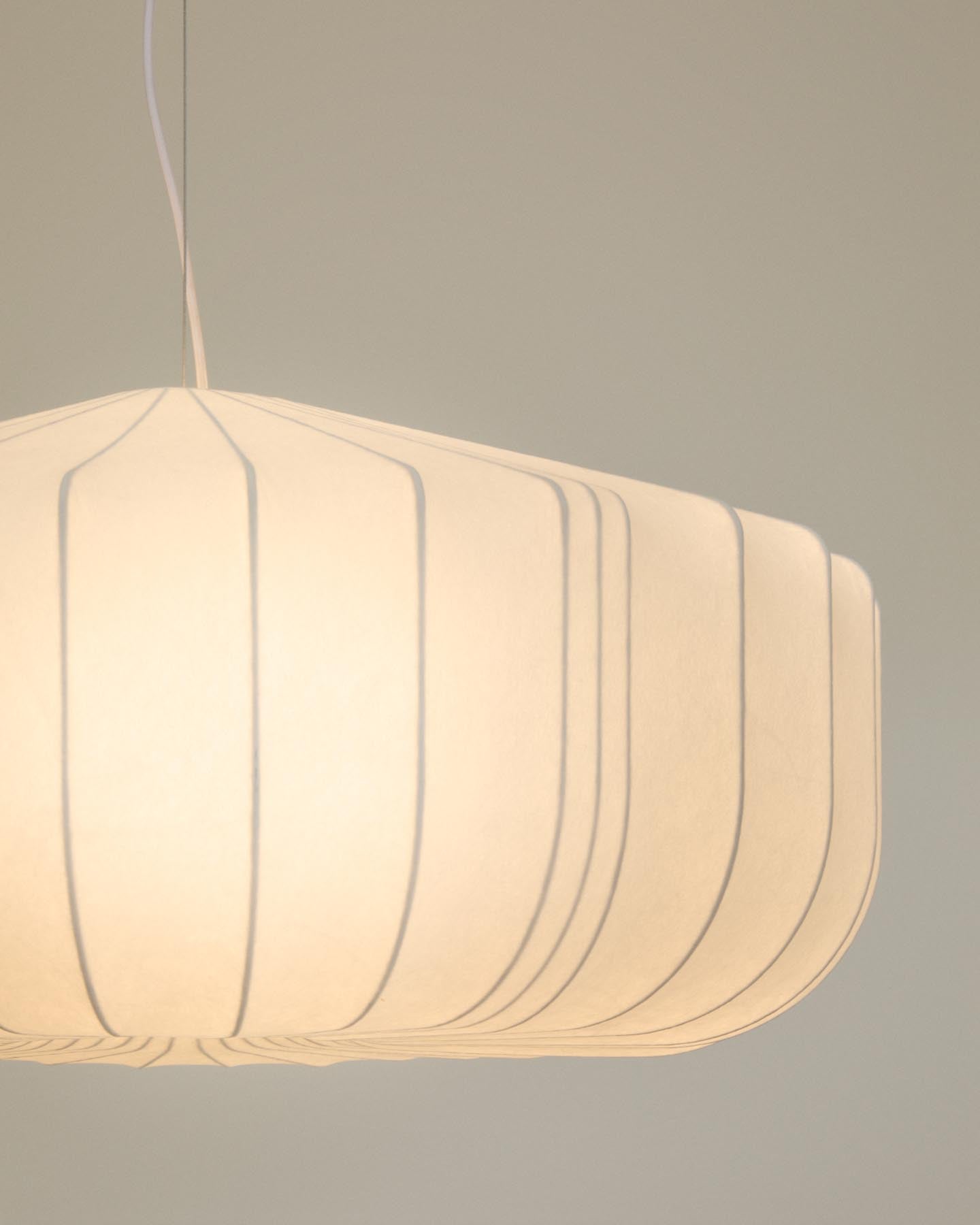Elegante Deckenleuchte Somar mit einem Durchmesser von 76 cm, gefertigt aus robusten Synthetikfasern und Stahl, perfekt für jedes moderne Zuhause.