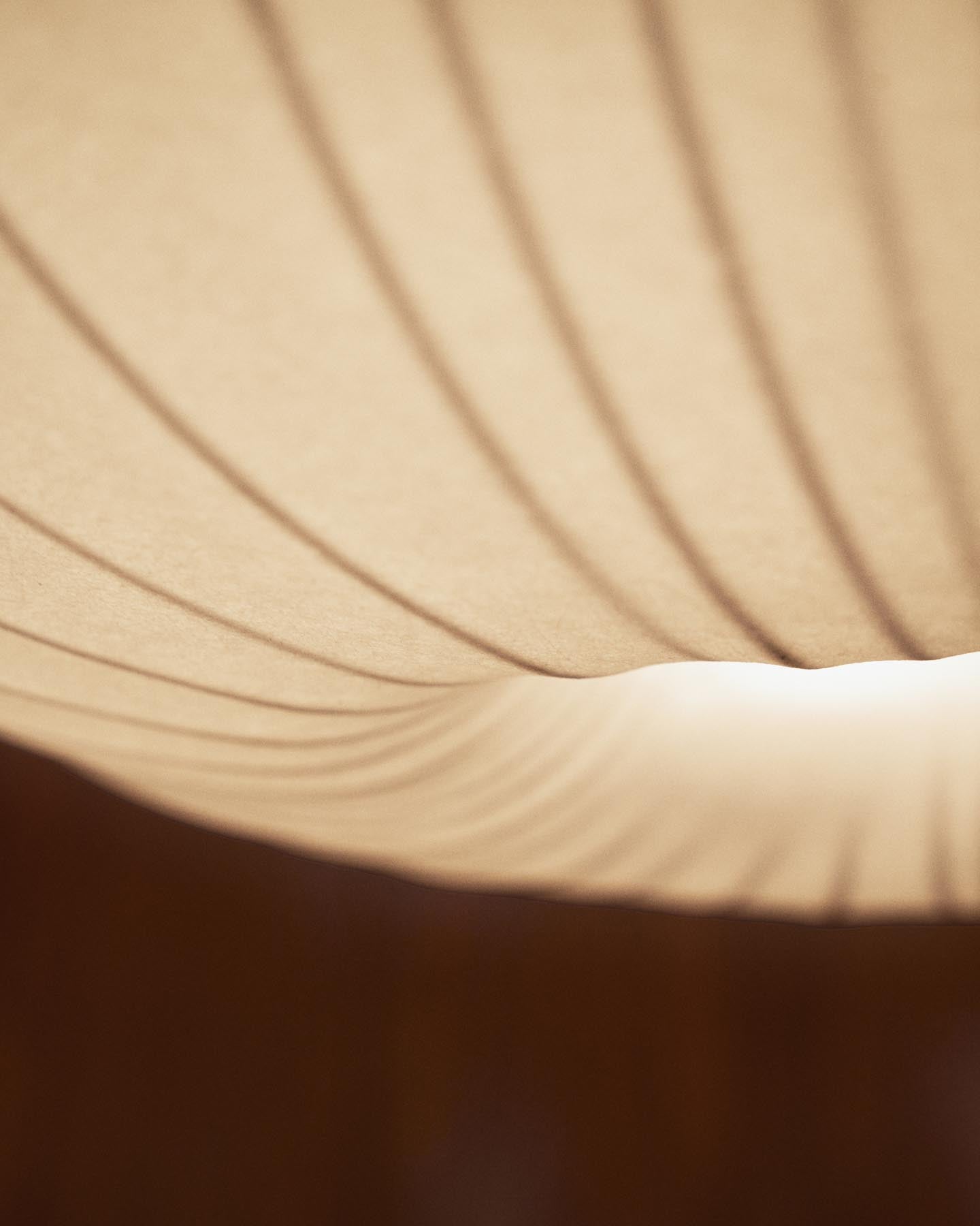 Moderne Deckenleuchte Somar, Ø 76 cm, aus langlebigen Synthetikfasern und Stahl, ideal für stilvolle Raumgestaltung.