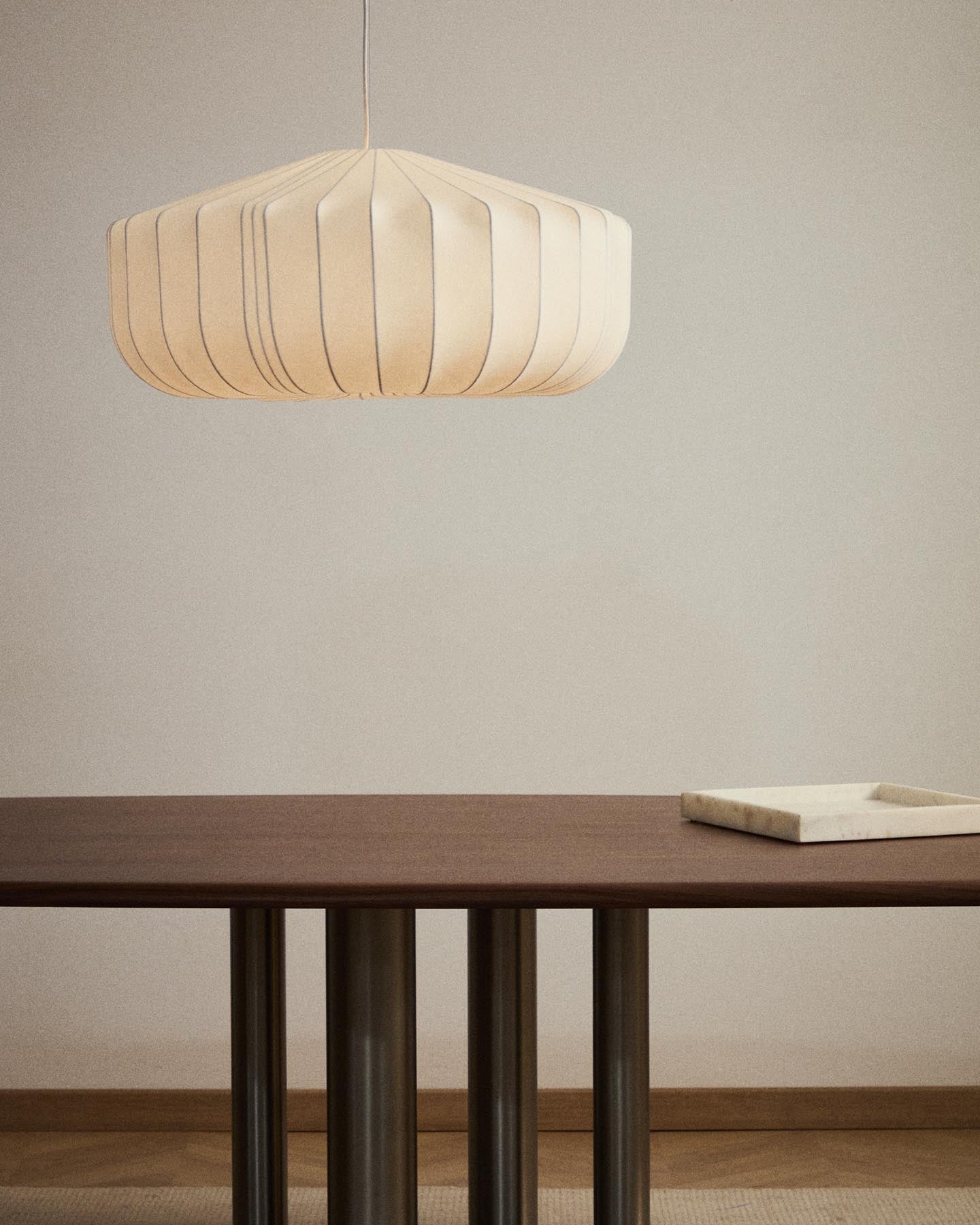 Moderne Deckenleuchte Somar, Ø 76 cm, aus langlebigen Synthetikfasern und Stahl, ideal für stilvolle Wohnräume.
