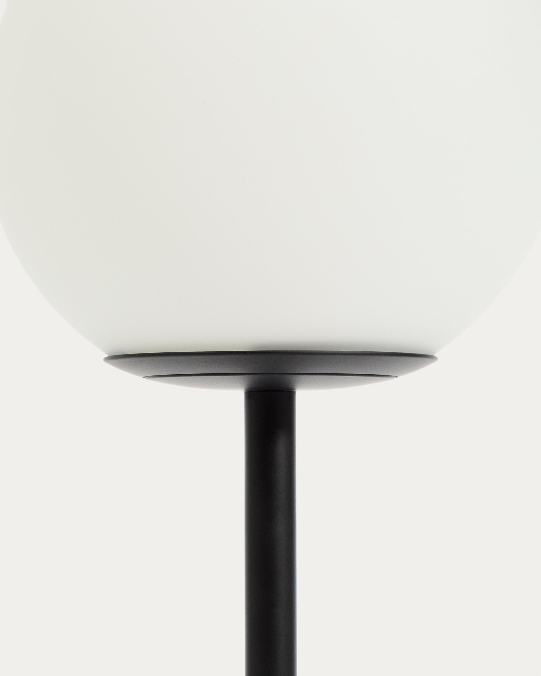 Moderne Tischlampe Brisia aus schwarzem Metall mit einer 15 cm großen Glaskugel, perfekt für stilvolle Akzente in jedem Raum.