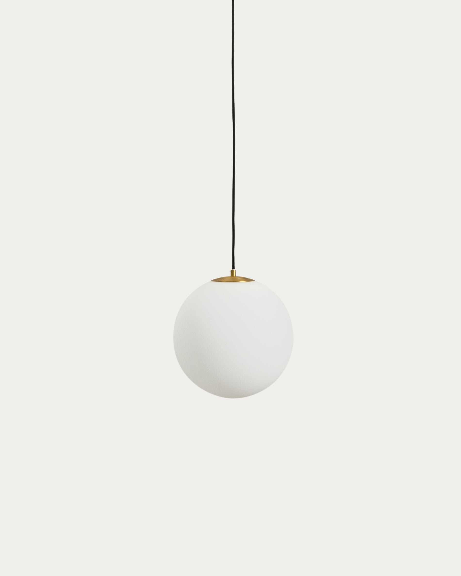 Deckenleuchte Brisia aus Metall mit gebürstetem Messing-Finish und einer mattierten Glaskugel Ø 30 cm in Gold präsentiert im Onlineshop von KAQTU Design AG. Lampenschirm ist von Kave Home