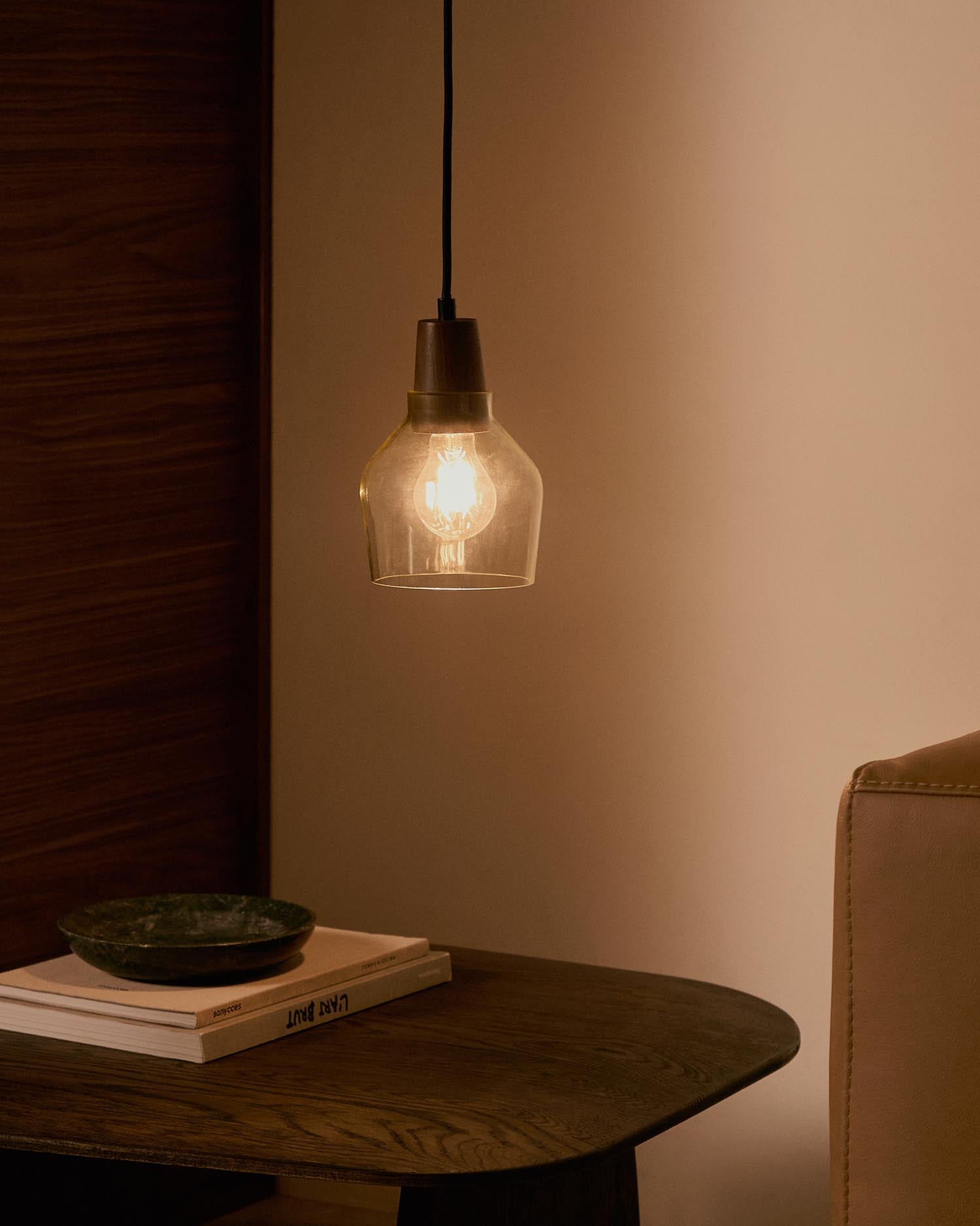 Die Silex Deckenleuchte von Kave Home vereint grünes Glas und Walnussholz in einem kompakten, stilvollen Design, ideal für jeden Raum.