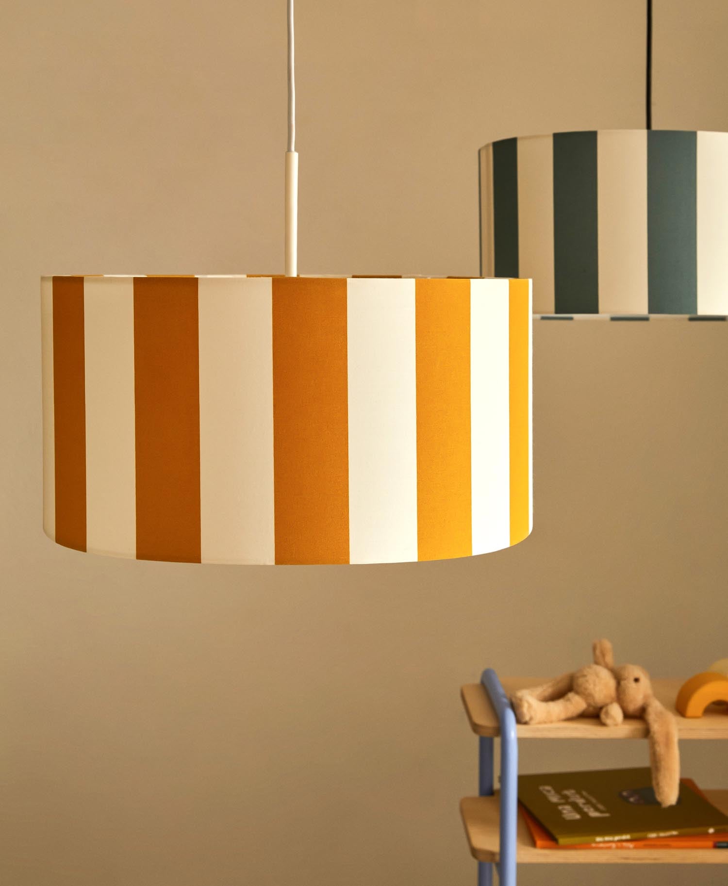 Bunter Schirm für die Ciral Pendelleuchte: Gelb-weiße Streifen, Ø 40 cm, perfektes Highlight für kreative Kinderzimmer, bringt Freude und Licht.