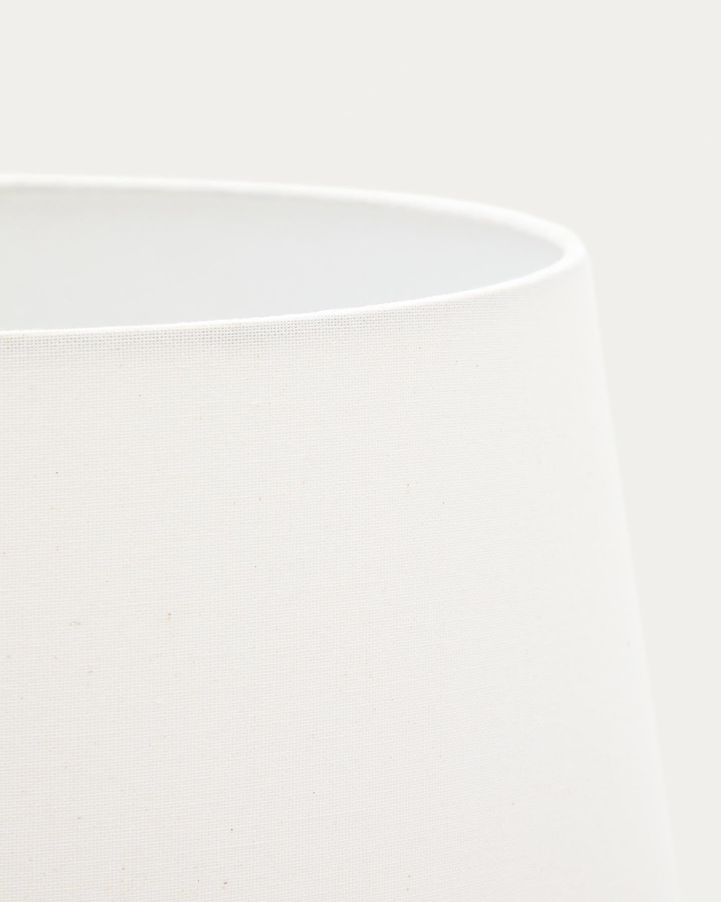 Moderne Stehlampe Marga aus massivem Gummibaumholz, dunkles Finish, perfektes Licht für stilvolle Wohnräume und entspannte Atmosphäre.