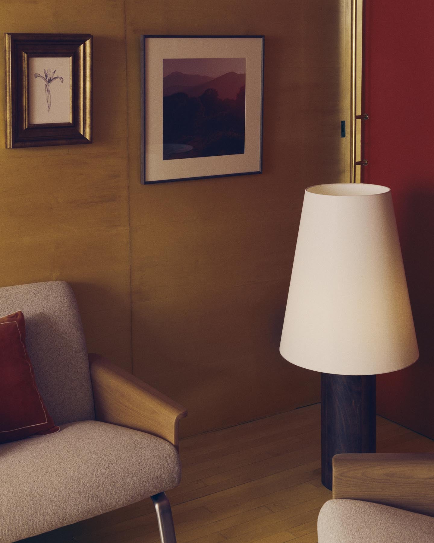 Moderne Stehlampe Marga aus hochwertigem Gummibaumholz mit edlem, dunklem Finish – perfektes Licht für einladende Wohnatmosphäre.