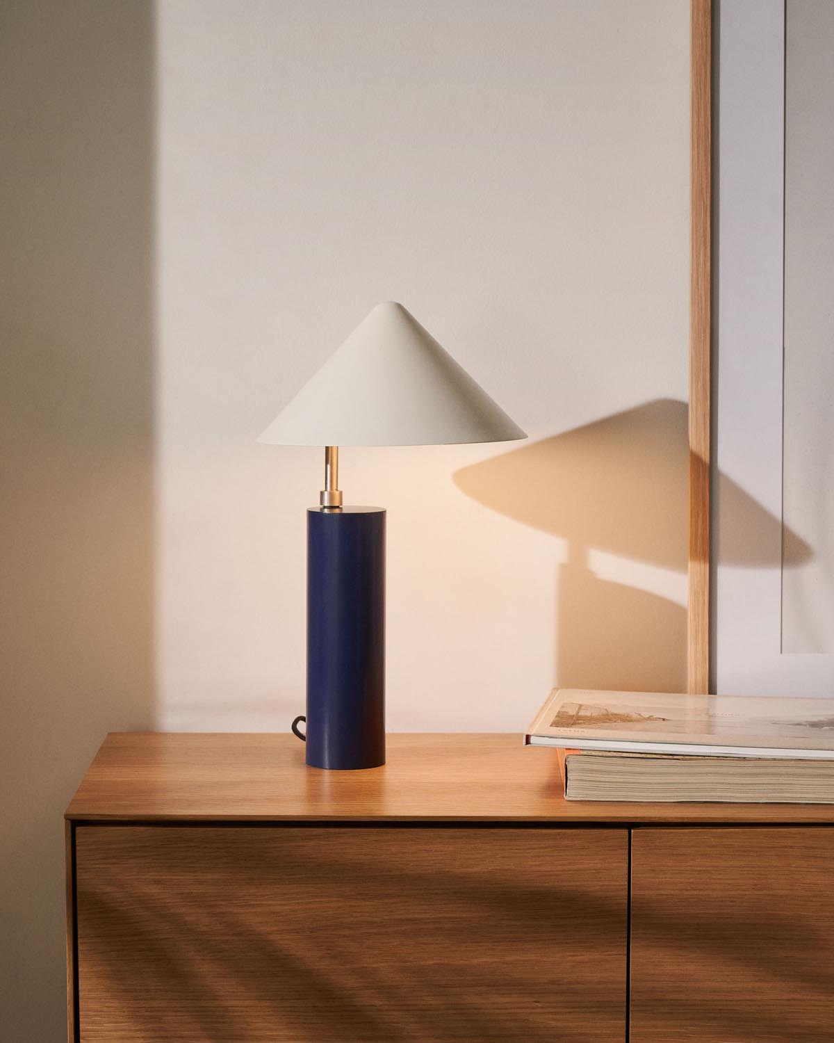 Elegante Shiva Tischlampe in Blau-Weiss von Kave Home aus Metall.