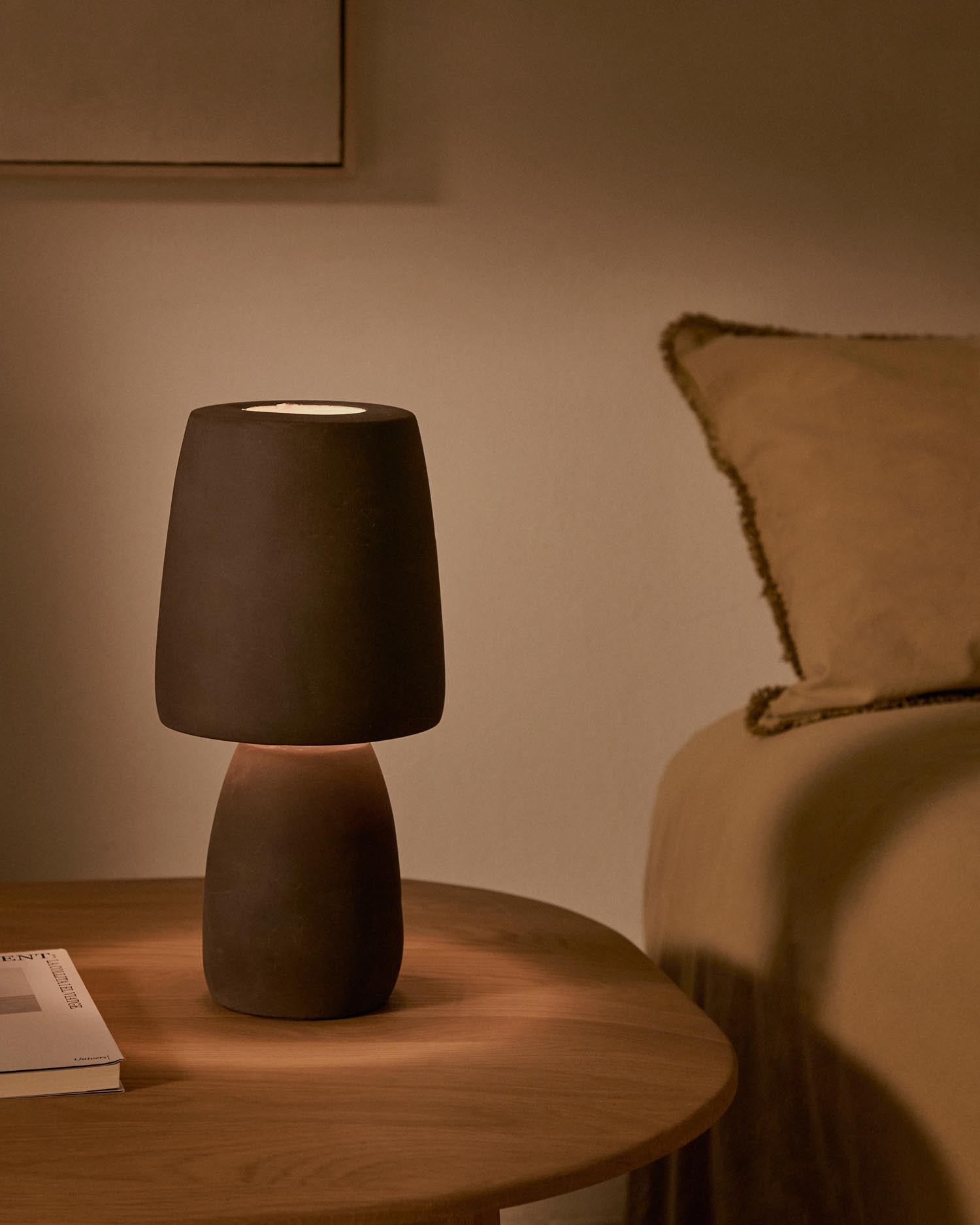 Die Tandy Tischleuchte von Kave Home aus brauner Terrakotta bringt Wärme und Stil in Ihr Zuhause. Ideal für stimmungsvolle Akzente.
