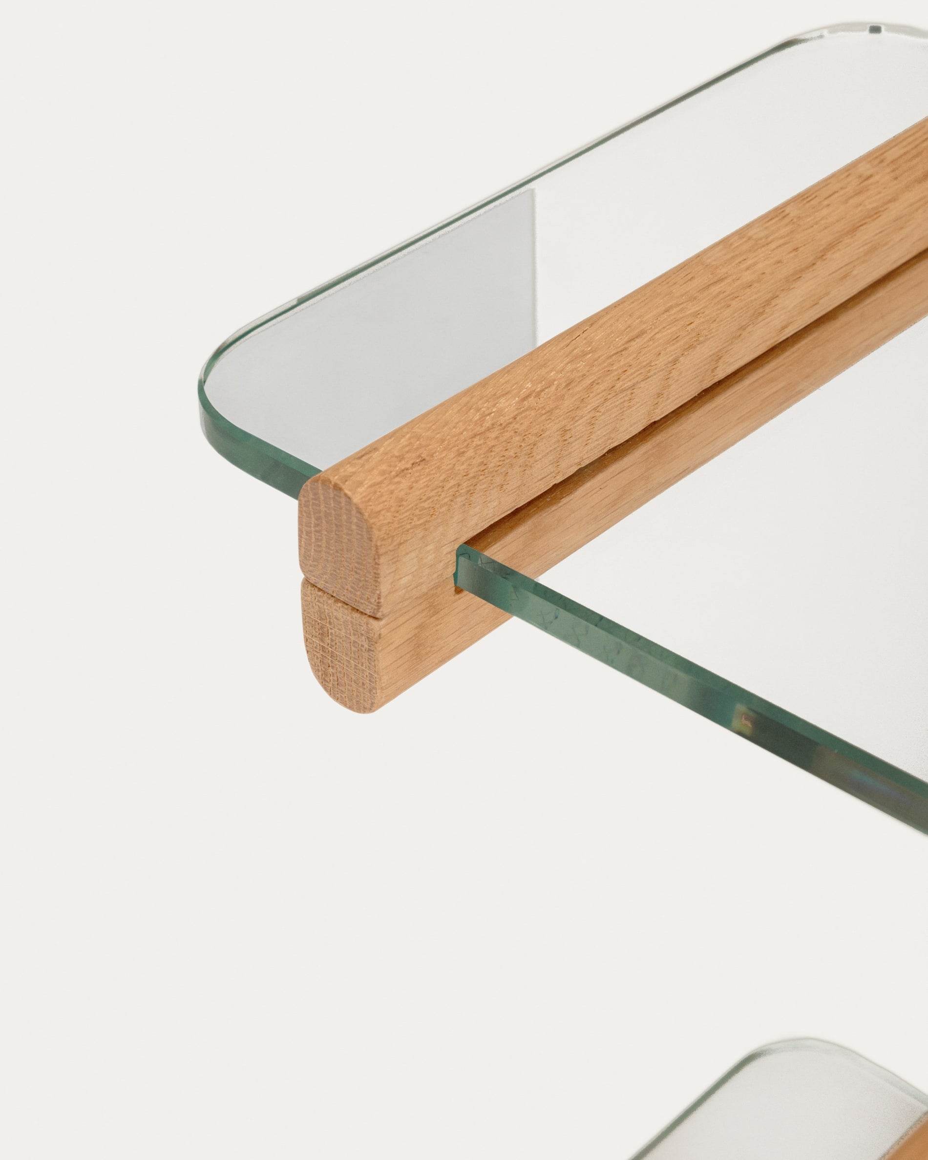 Entdecken Sie das modulare Regal Sitra: 110 cm, aus elegantem Glas und robuster Eiche, nachhaltig und individuell gestaltbar für Ihr Zuhause.