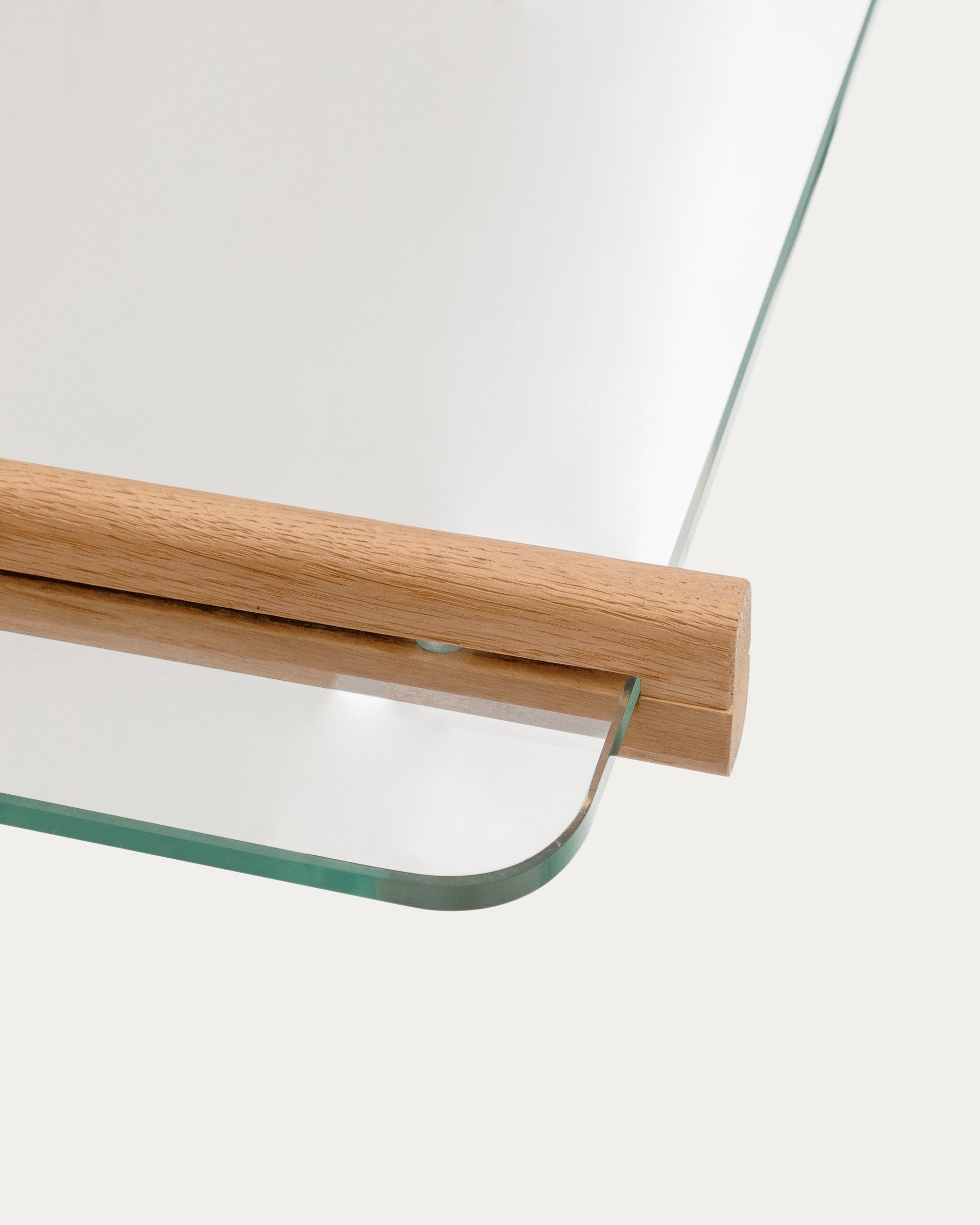 Das Sitra Regal von Kave Home: 110 cm, aus FSC-zertifizierter Eiche und Glas, vereint Stil und Funktionalität für jedes Zuhause.