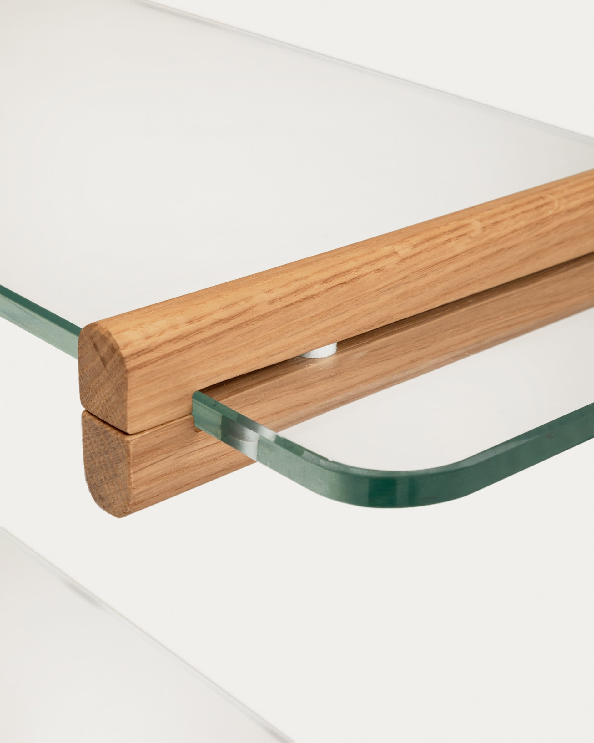 Entdecken Sie das Sitra Regal von Kave Home: Ein elegantes, modulares Regalbrett aus Glas und Eichenholz, 110 cm, das Funktionalität und Design vereint.