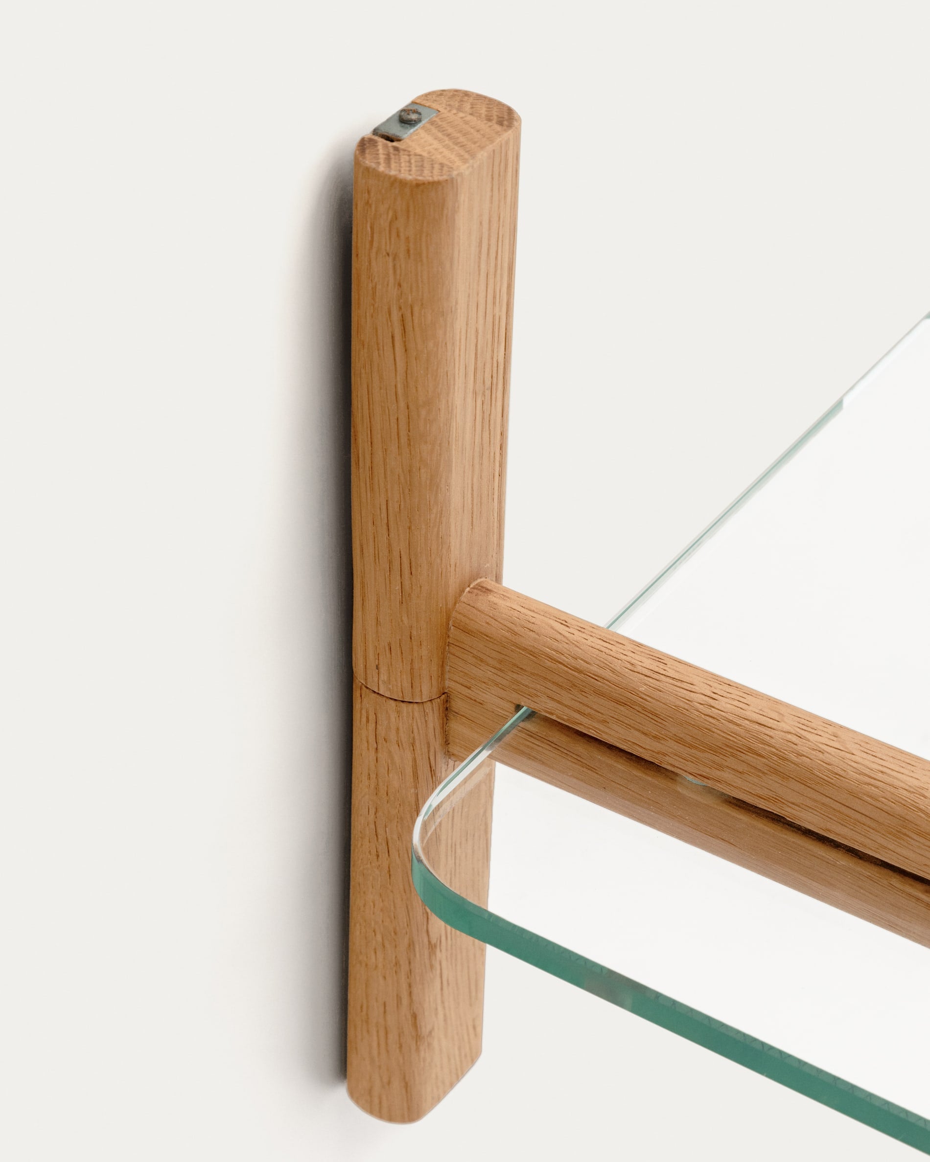 Erleben Sie das Sitra Regal von Kave Home: Ein vielseitiges, modulares Regalbrett aus Glas und FSC-zertifiziertem Eichenholz, 110 cm, für modernes Wohnen.
