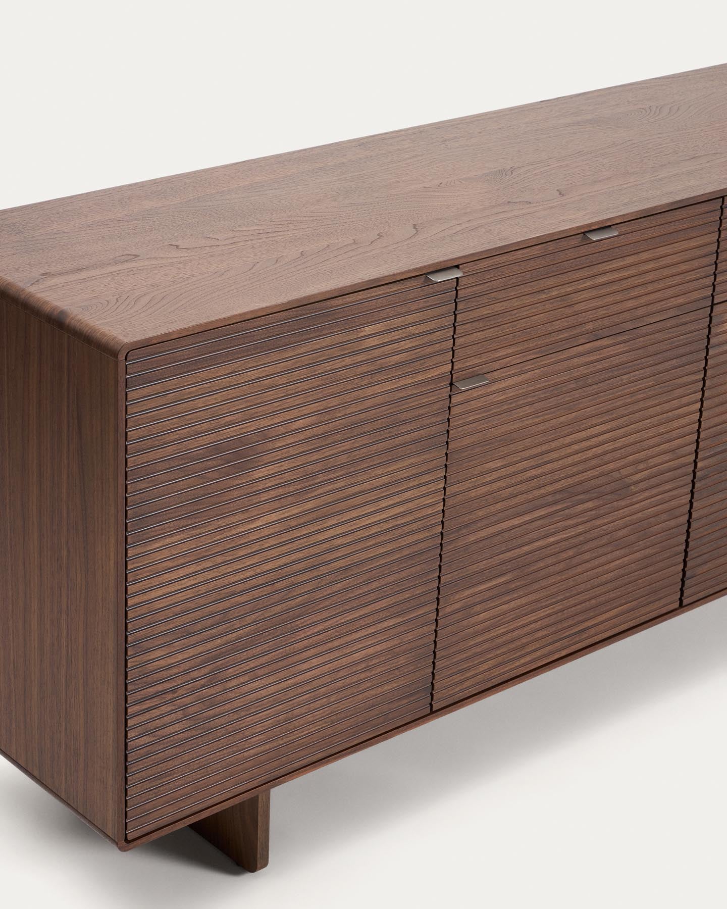 Modernes Highboard Norlen aus Nussbaumfurnier, ausgestattet mit 4 Türen und 2 Schubläden, perfekt für eine elegante und funktionale Einrichtung.