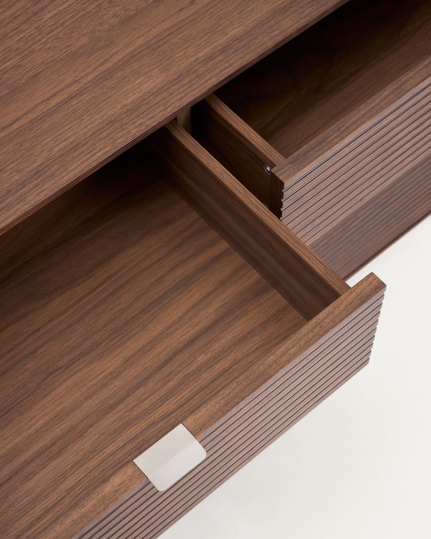 Elegantes Highboard Norlen in Nussbaumfurnier, 4 Türen und 2 Schubläden, ideal für stilvolle Aufbewahrung und Raumgestaltung.