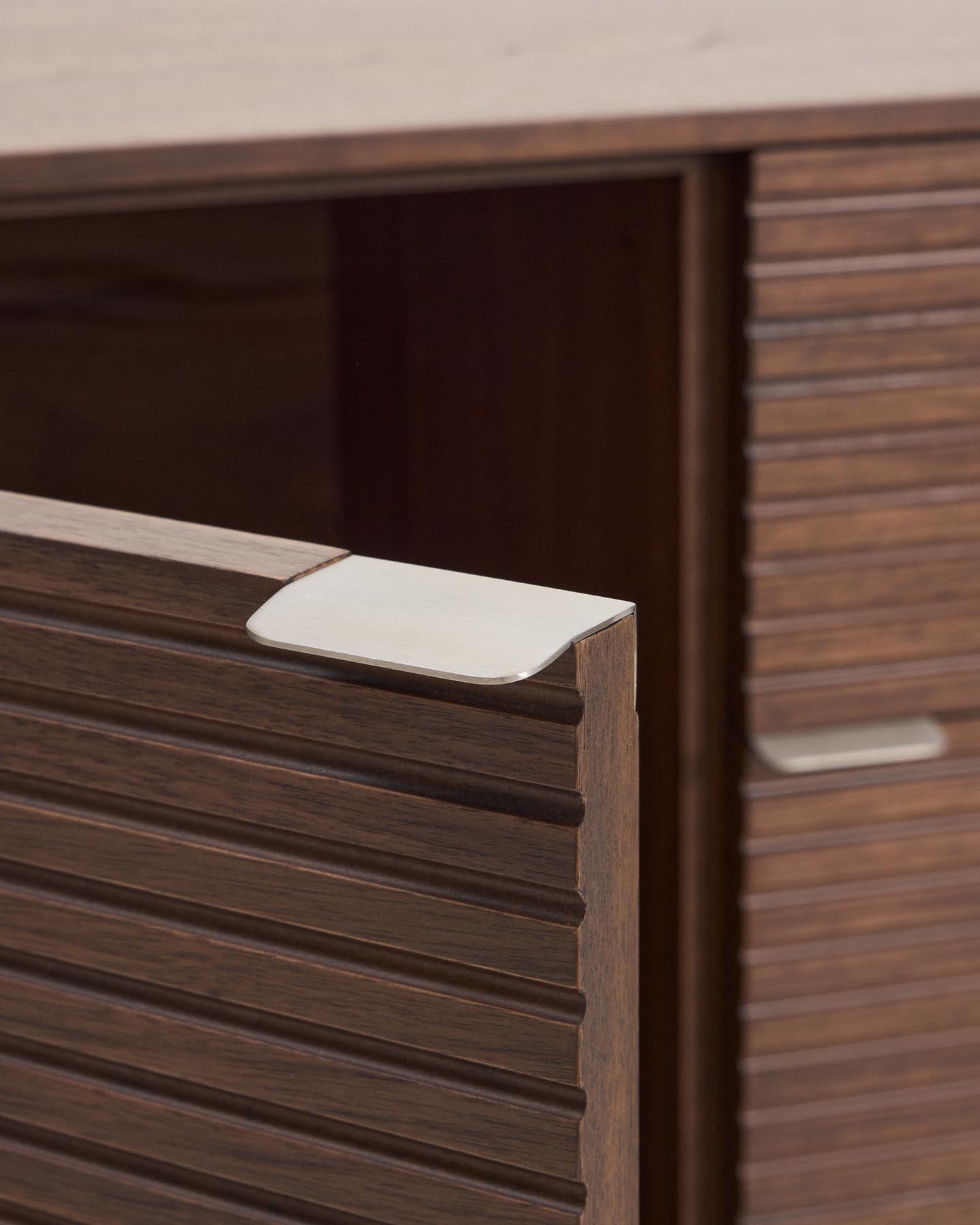 Modernes Highboard Norlen aus Nussbaumfurnier mit 4 Türen und 2 Schubläden, perfekt für funktionale und stilvolle Einrichtungslösungen.