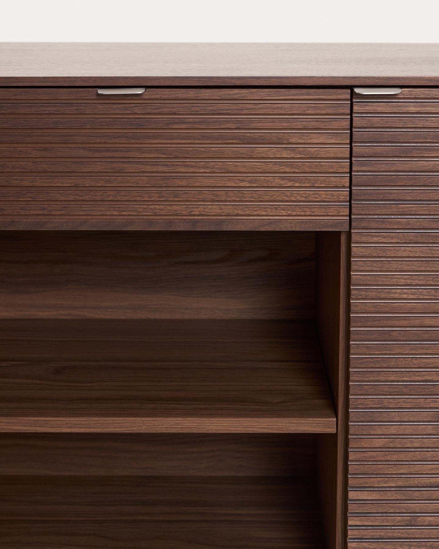 Elegantes Highboard Norlen in Nussbaumfurnier, ausgestattet mit 4 Türen und 2 Schubläden, ideal für stilvolle Aufbewahrung und Dekoration.