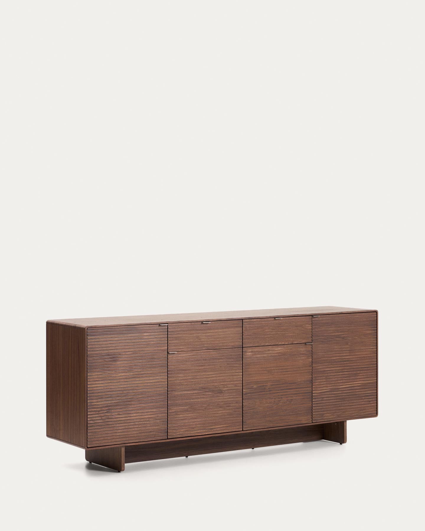 Elegantes Highboard Norlen in Nussbaumfurnier, ausgestattet mit 4 Türen und 2 Schubläden, ideal für zeitgemäße Wohnräume.