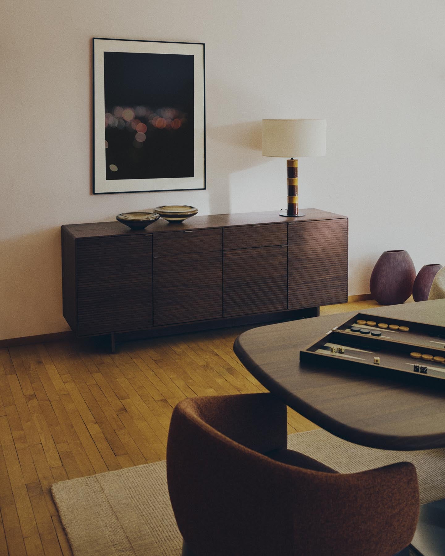 Elegantes Highboard Norlen in Nussbaumfurnier, 4 Türen und 2 Schubläden, ideal für stilvolle Aufbewahrung und moderne Wohnräume.