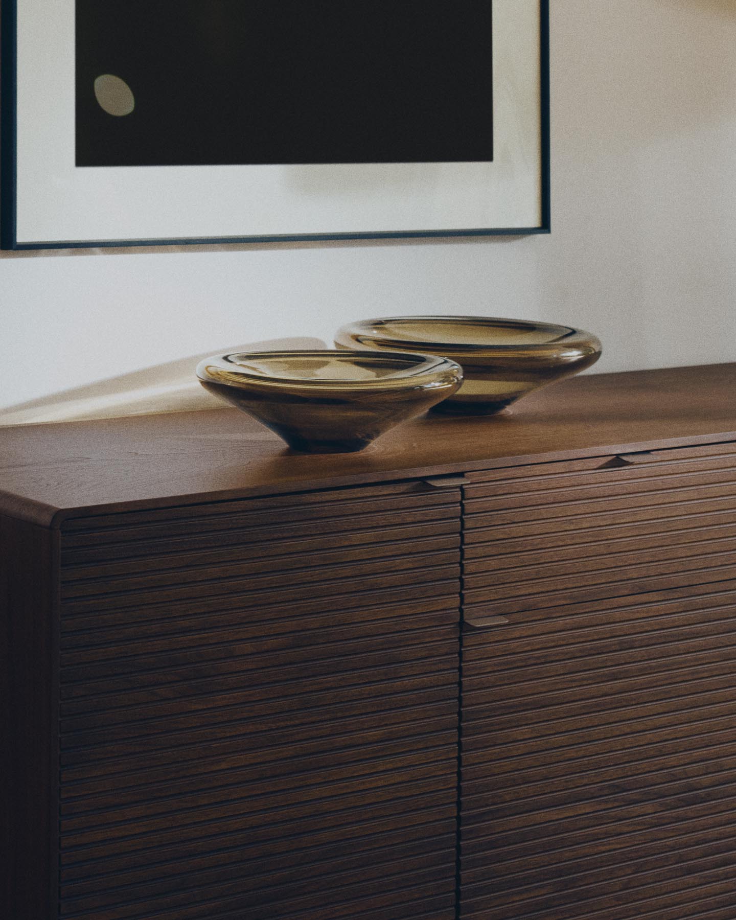 Elegantes Highboard Norlen in Nussbaumfurnier, ausgestattet mit 4 Türen und 2 Schubläden, ideal für stilvolle Wohnräume.