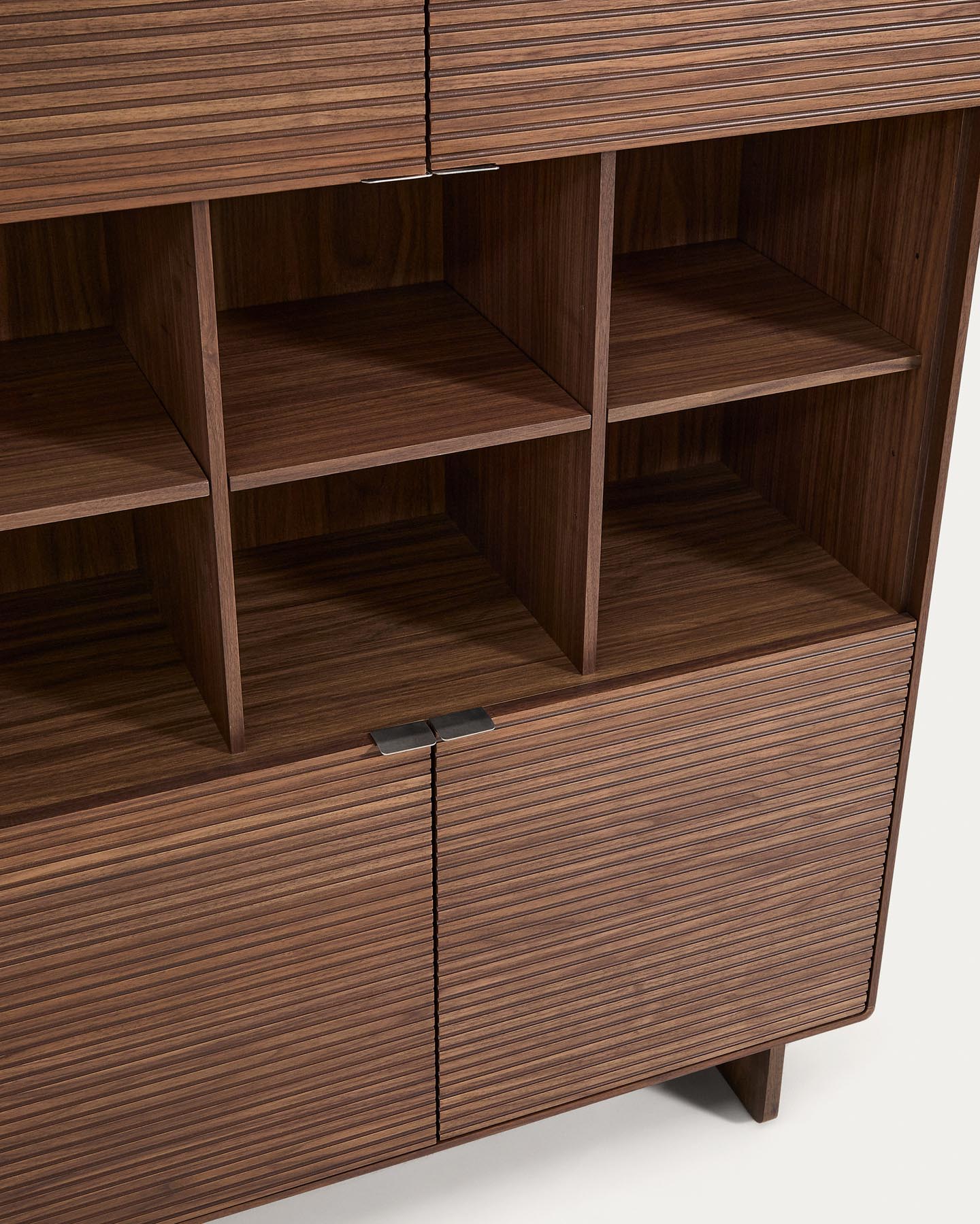 Elegantes Highboard Norlen in Nussbaumfurnier mit vier Türen, ideal für modernes Wohnen und funktionale Aufbewahrungslösungen.