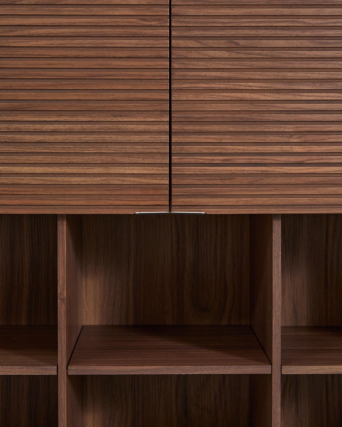Stilvolles Highboard Norlen aus FSC-zertifiziertem Nussbaumfurnier, bietet großzügigen Stauraum hinter vier Türen, perfekt für jedes Zuhause.