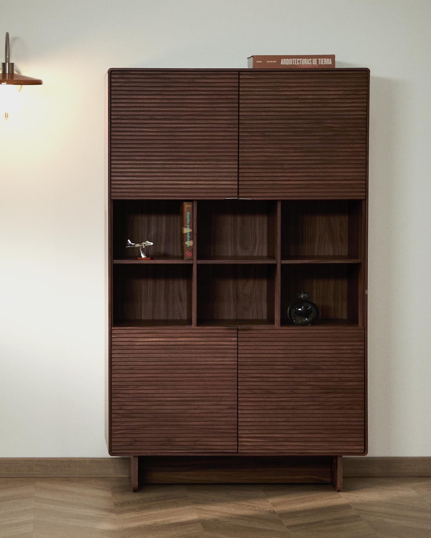 Elegantes Highboard Norlen in Nussbaumfurnier mit 4 Türen, ideal für modernes Wohndesign und funktionale Aufbewahrungslösungen.